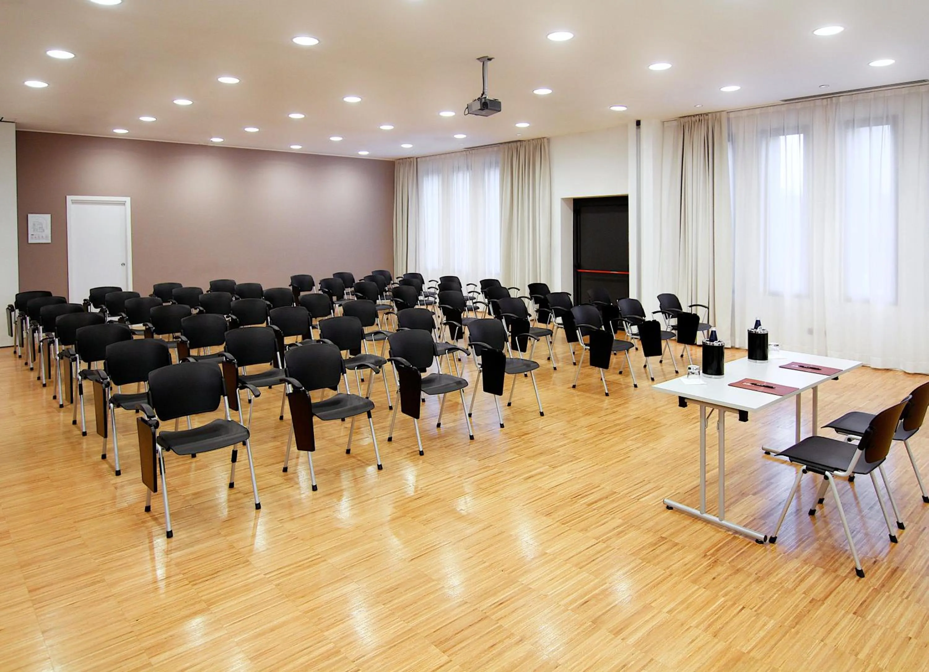 Business facilities in Euro Hotel Residence