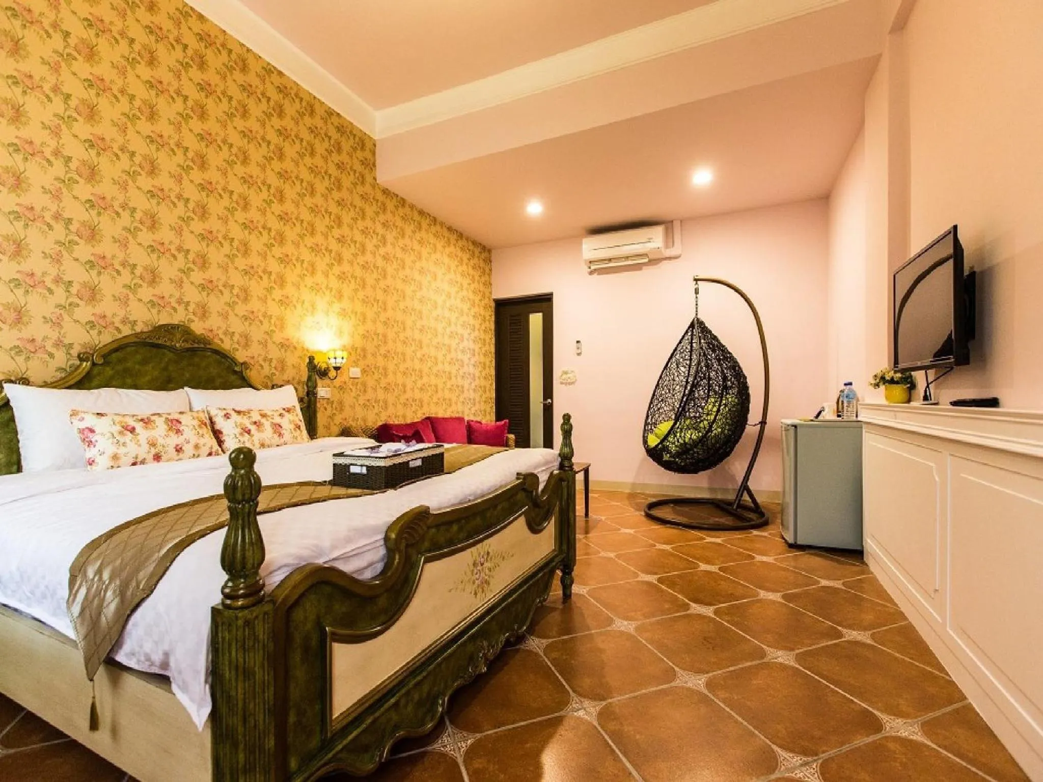 Photo of the whole room, Bed in The Anderson Manor Hotel