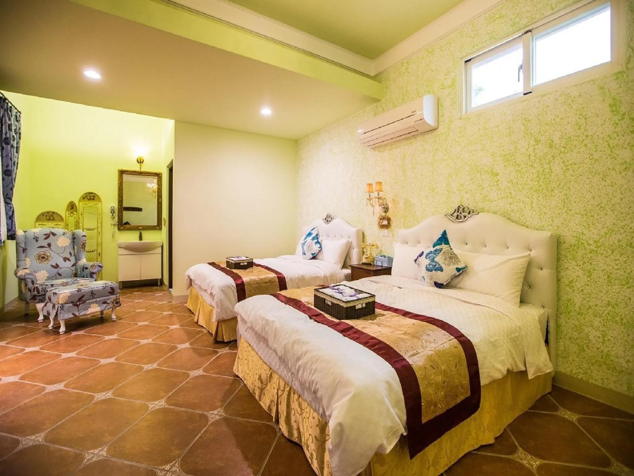 Photo of the whole room, Bed in The Anderson Manor Hotel