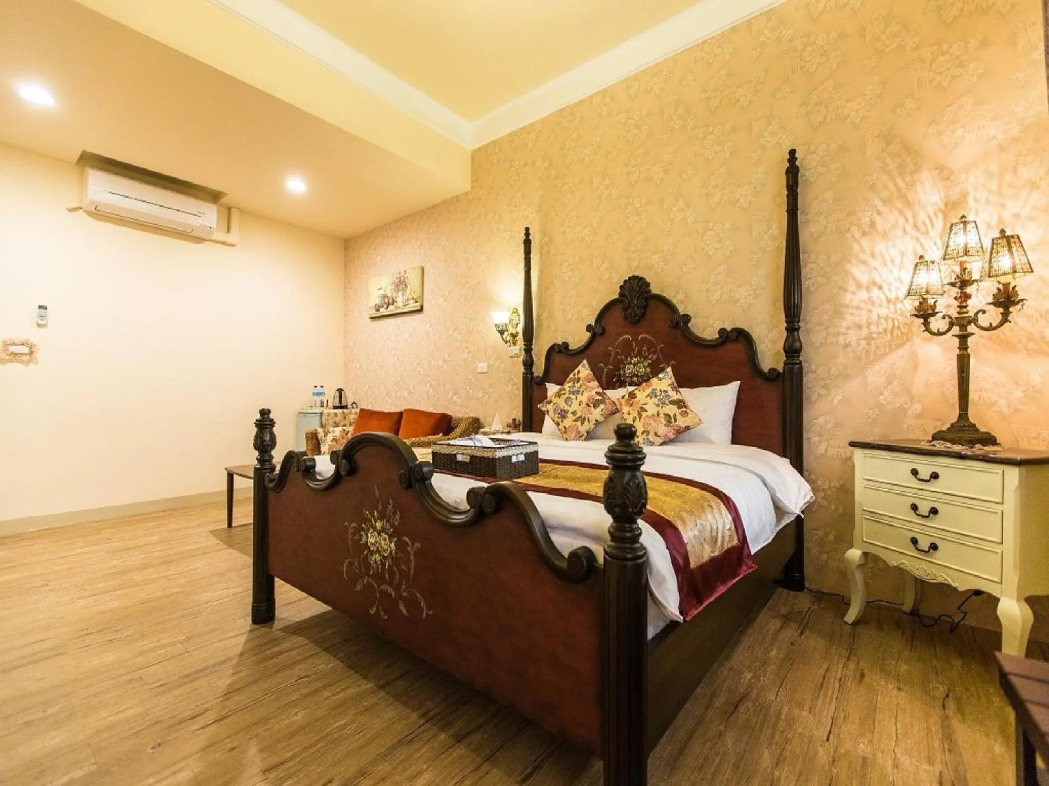 Photo of the whole room, Bed in The Anderson Manor Hotel