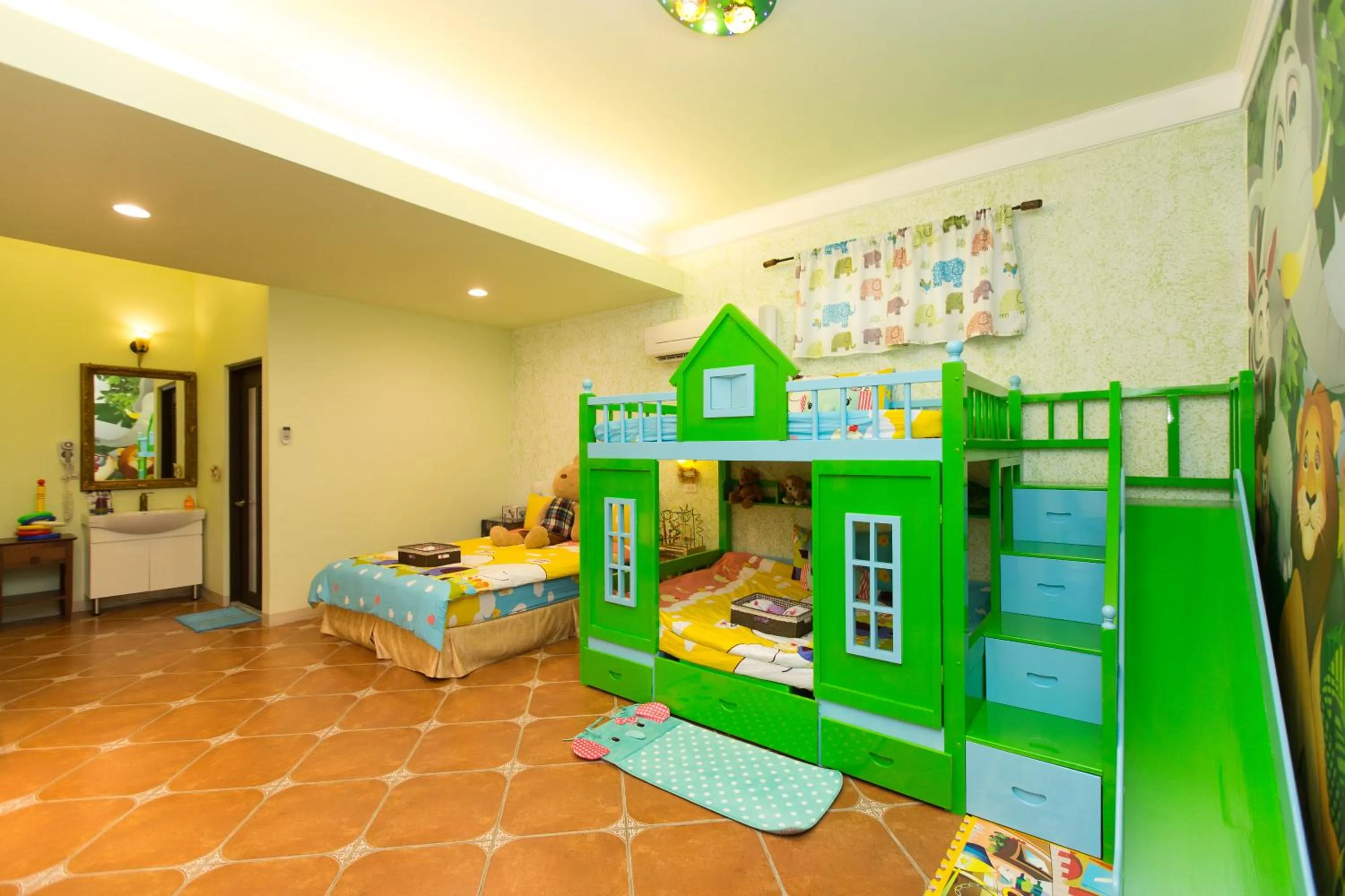 Children play ground, Bed in The Anderson Manor Hotel