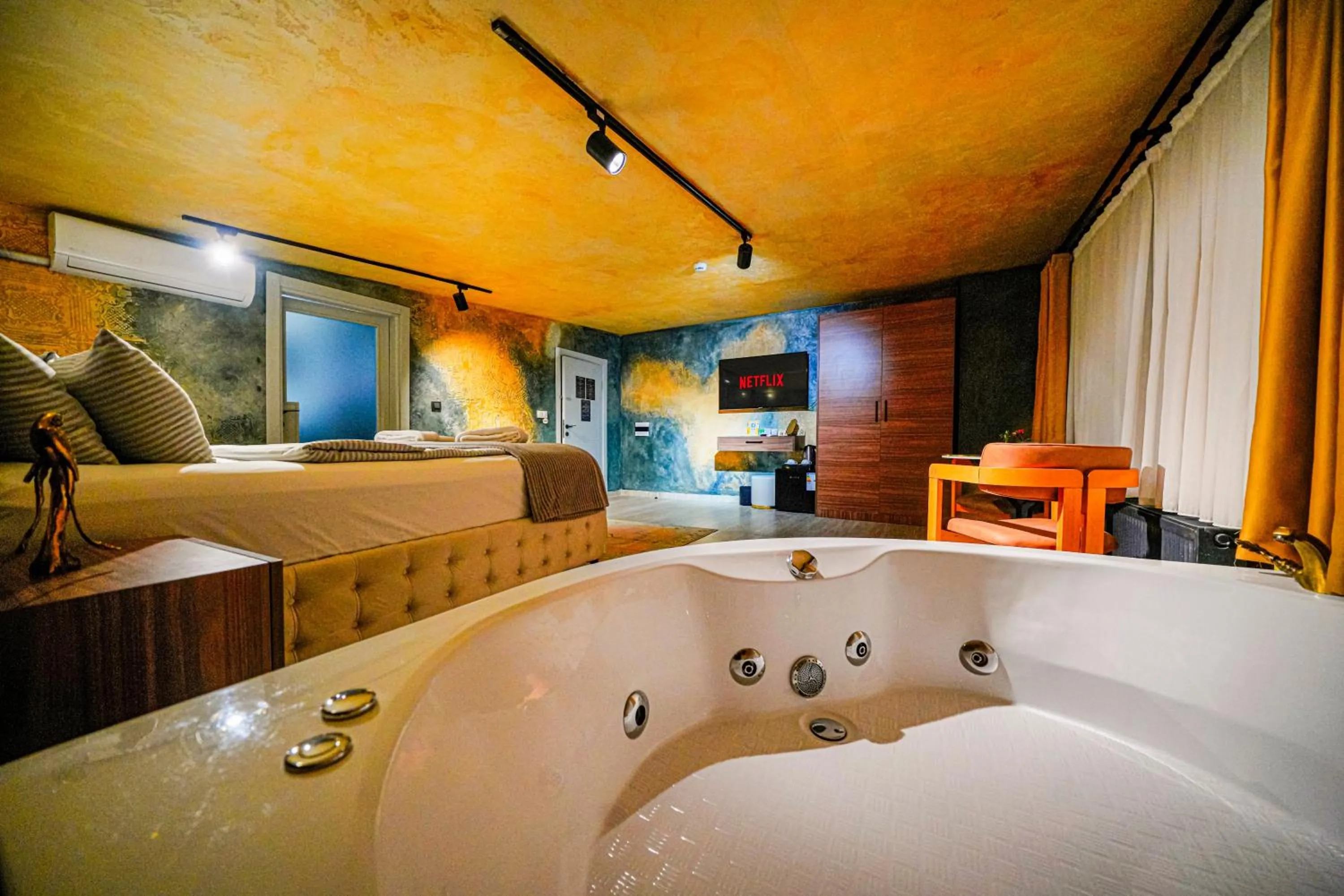 Hot Tub, Bed in Cappadocia Divin House