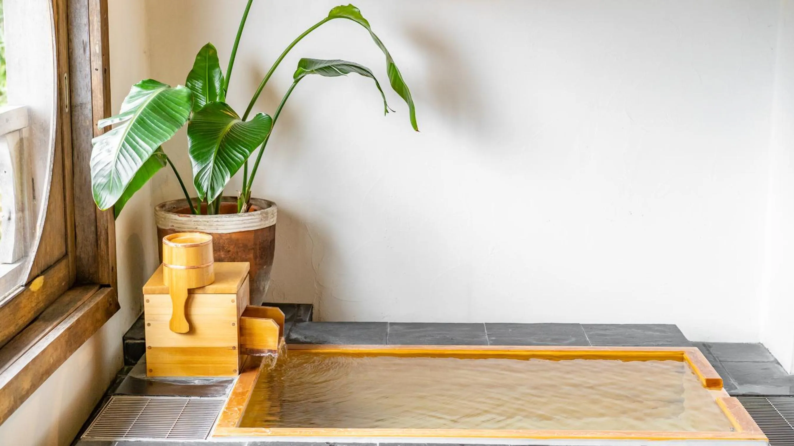 Hot Spring Bath in Shorenkan Yoshinoya