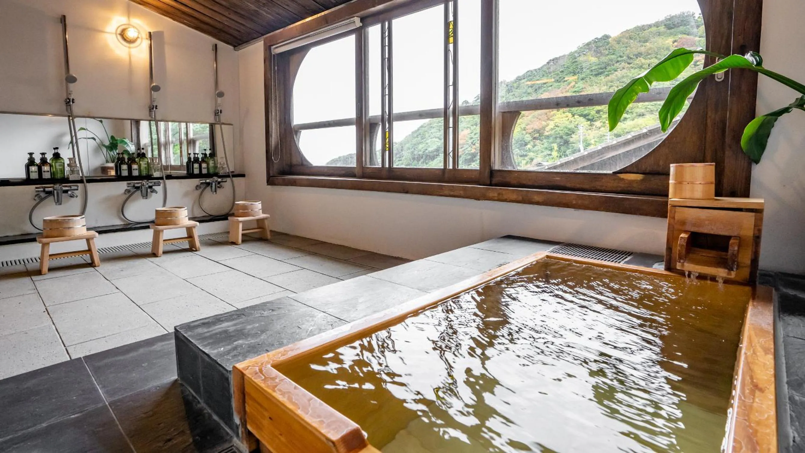 Hot Spring Bath in Shorenkan Yoshinoya