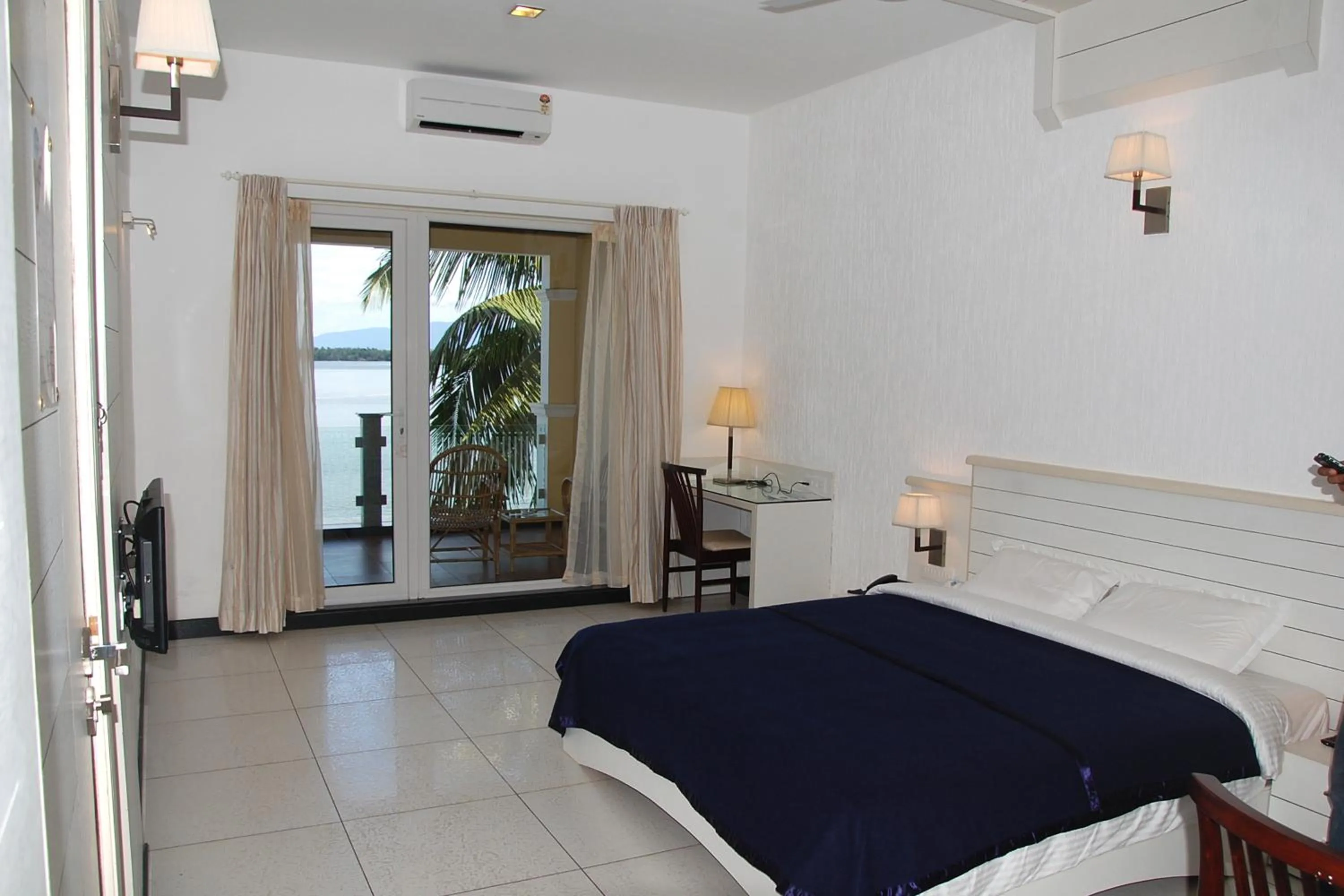 Bedroom, Bed in Blue Waters