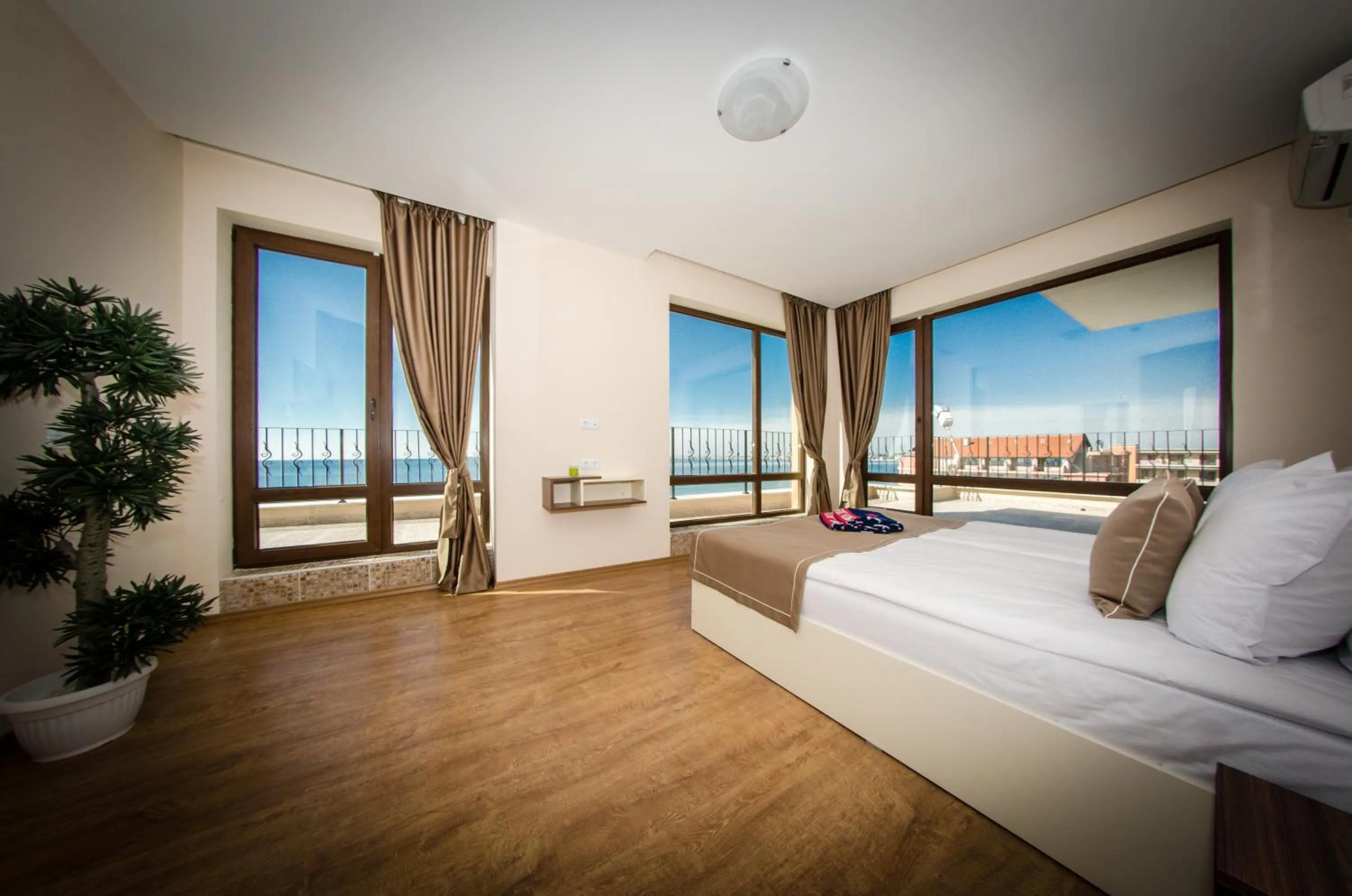 Bedroom, Bed in Premier Fort Cuisine - Full Board