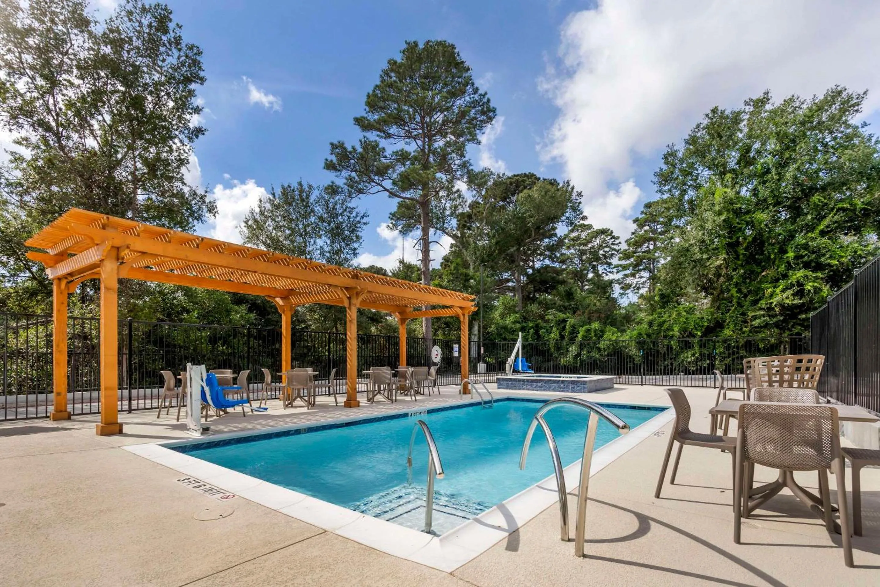 Swimming pool in Comfort Inn & Suites Huntsville Near University