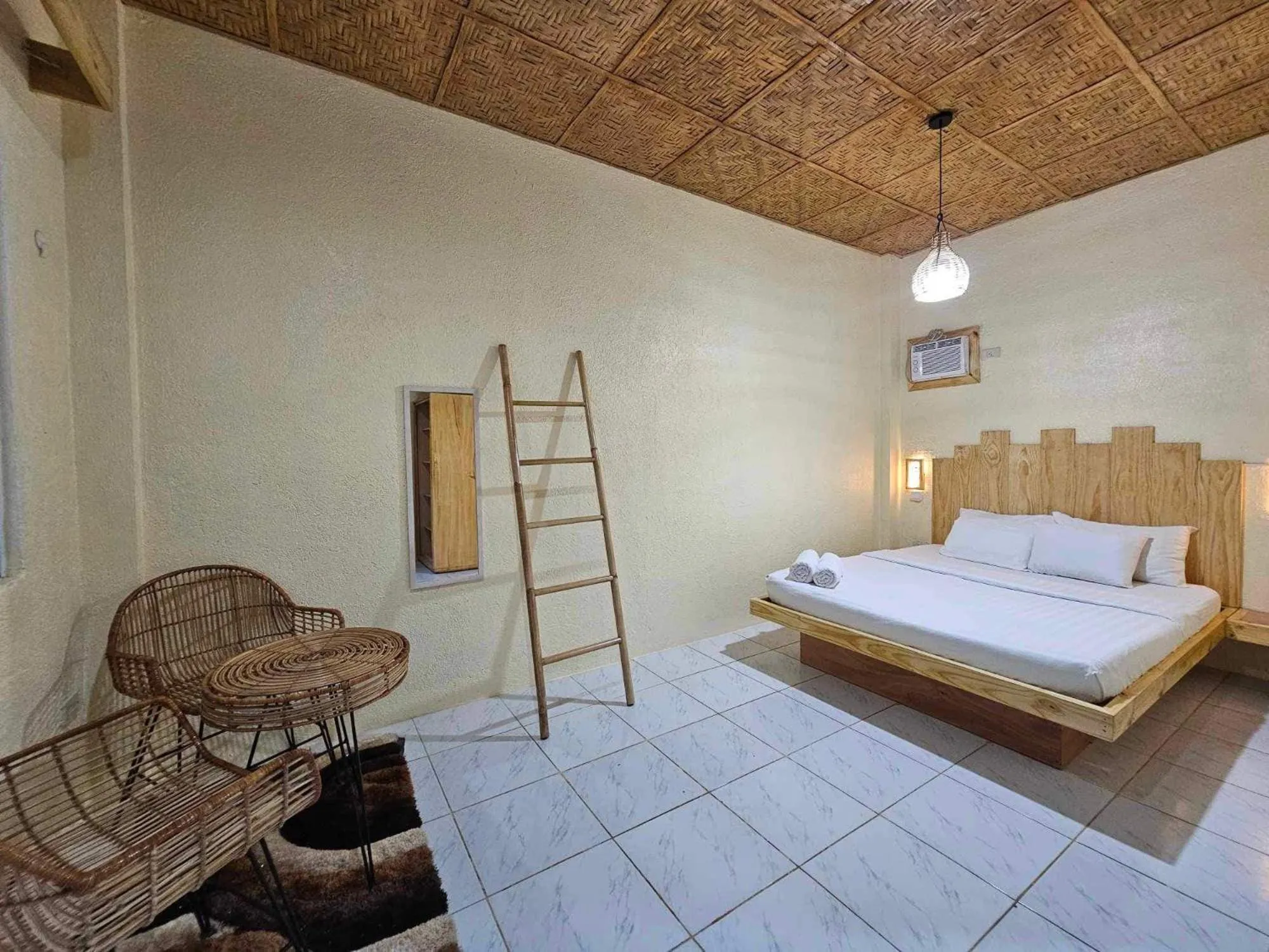 Bed in Acacia Sunset Village Inn