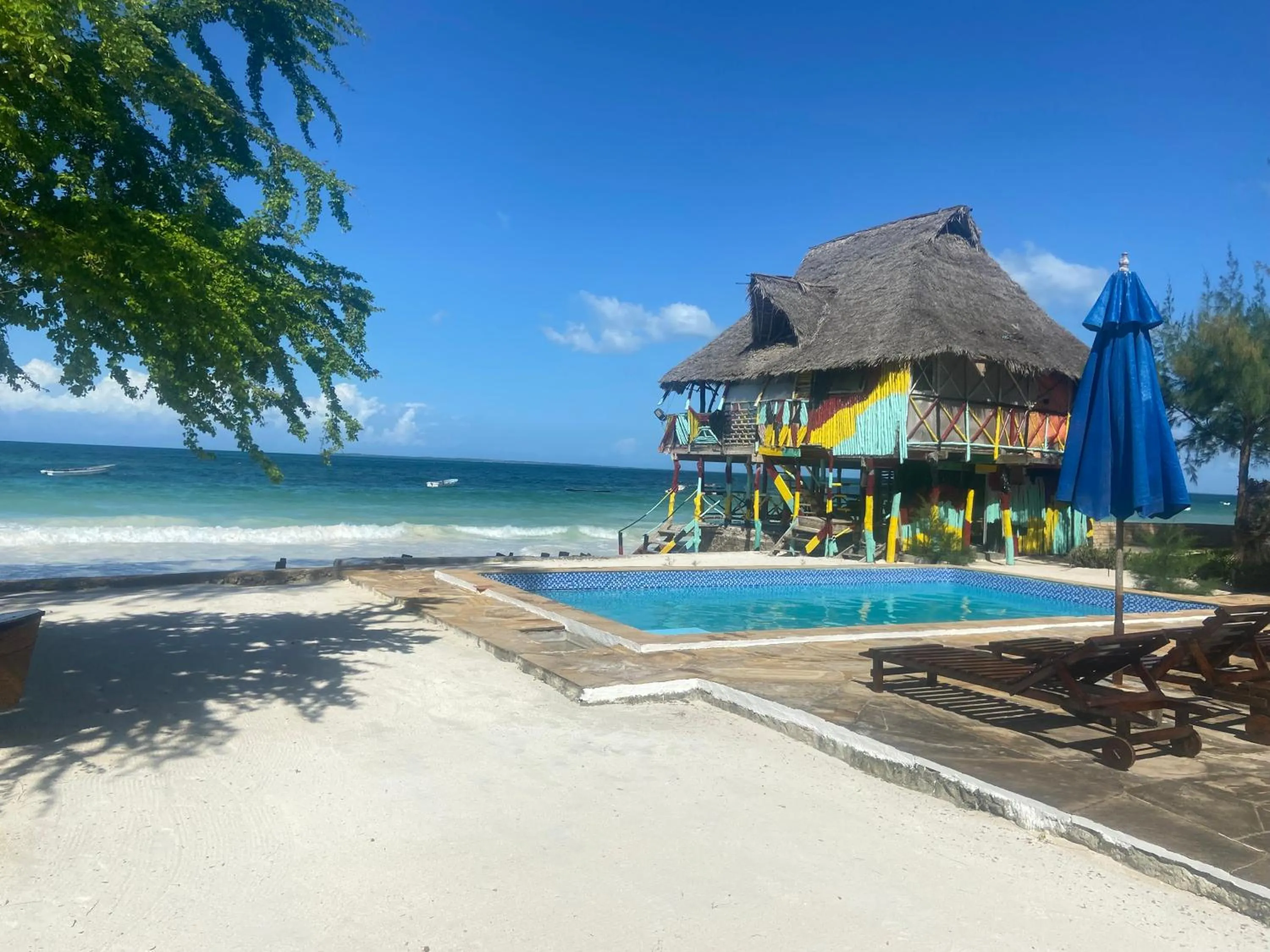 Swimming pool in Kaure Sand Beach Lodge