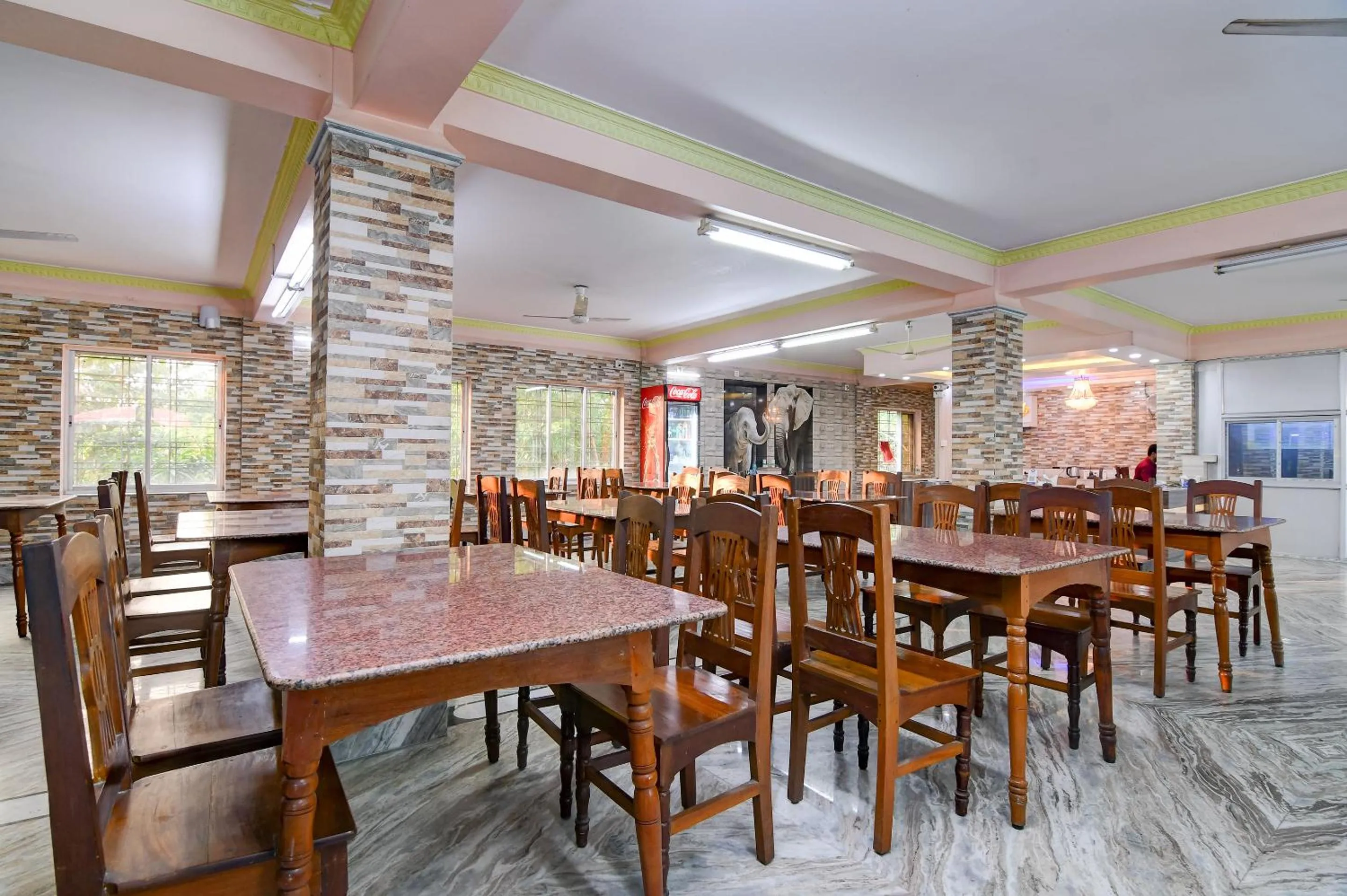 Restaurant/places to eat in Hotel Nilachal