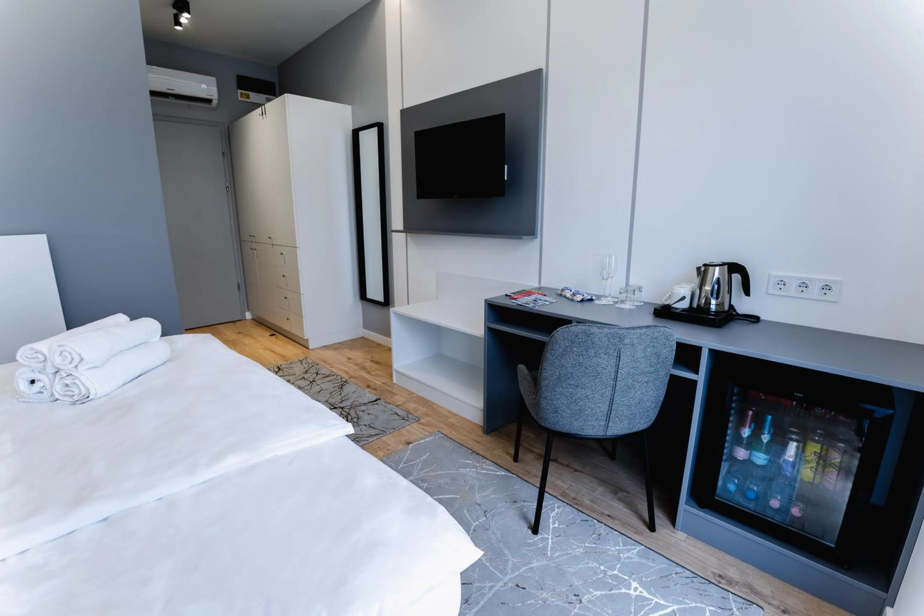 Photo of the whole room, Bed in Airport Budapest Noa Panzió Noa Hotel