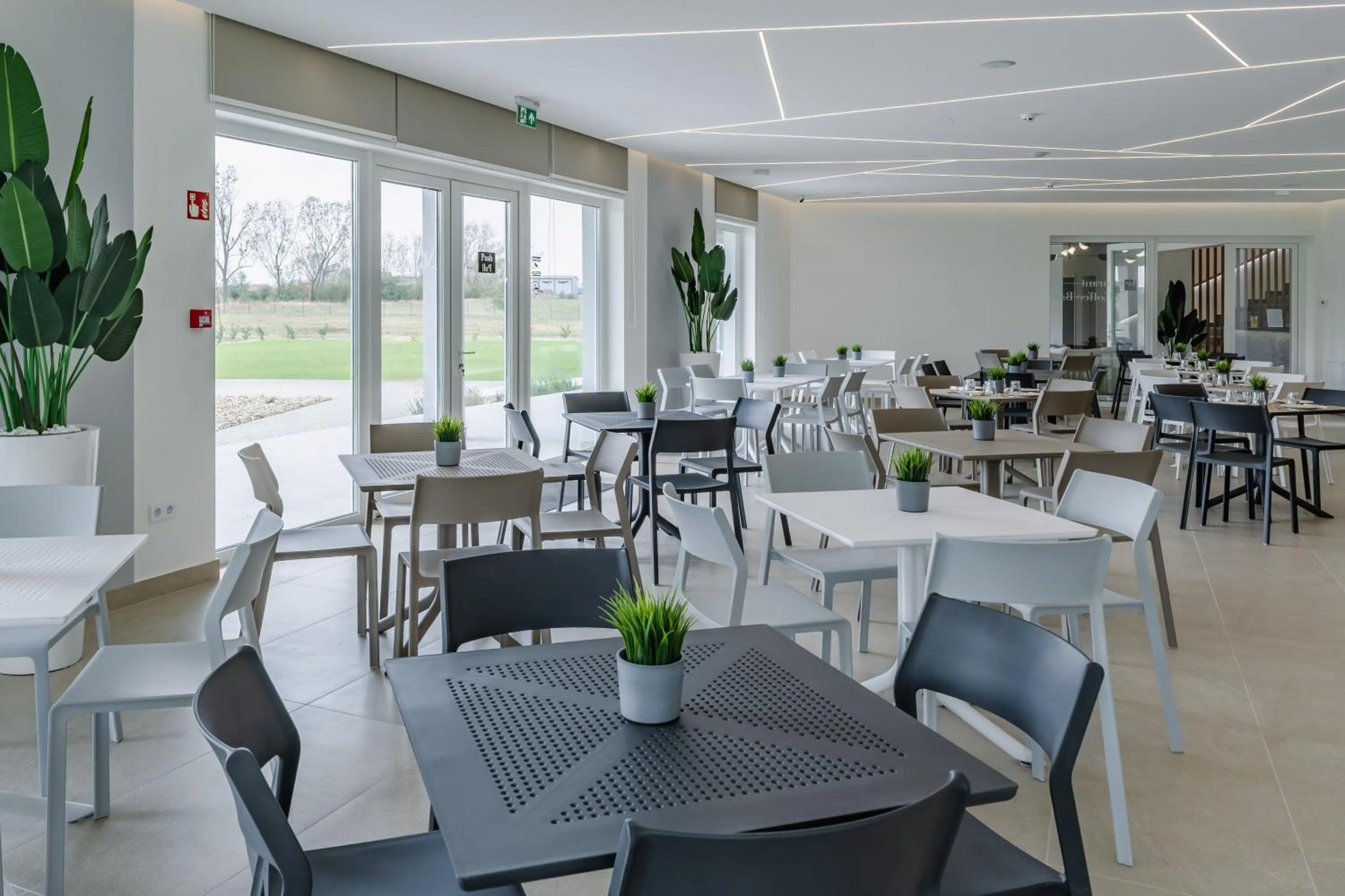 Restaurant/places to eat in Airport Budapest Noa Panzió Noa Hotel