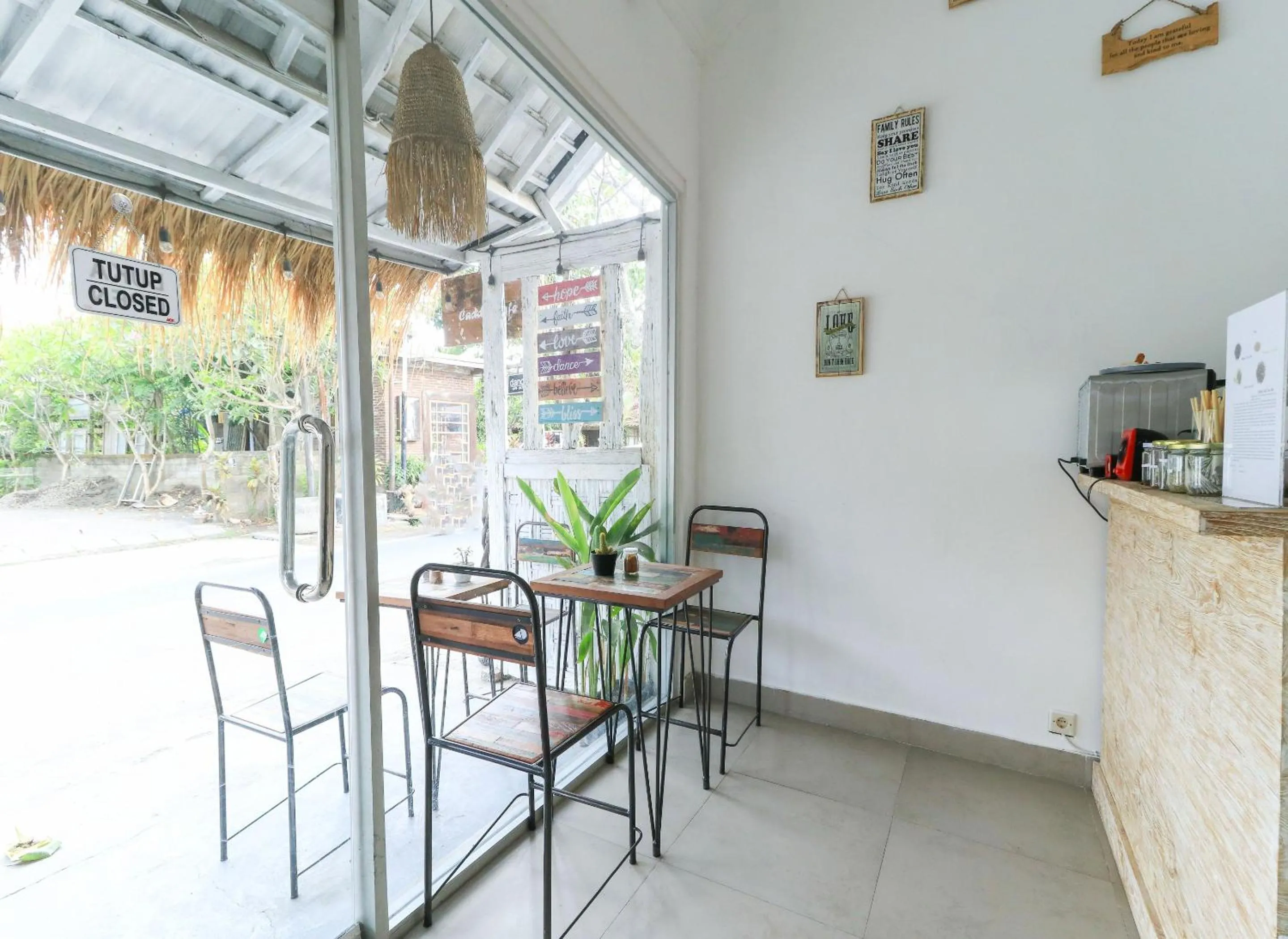 Restaurant/places to eat in The Wina Echo Beach Guest House