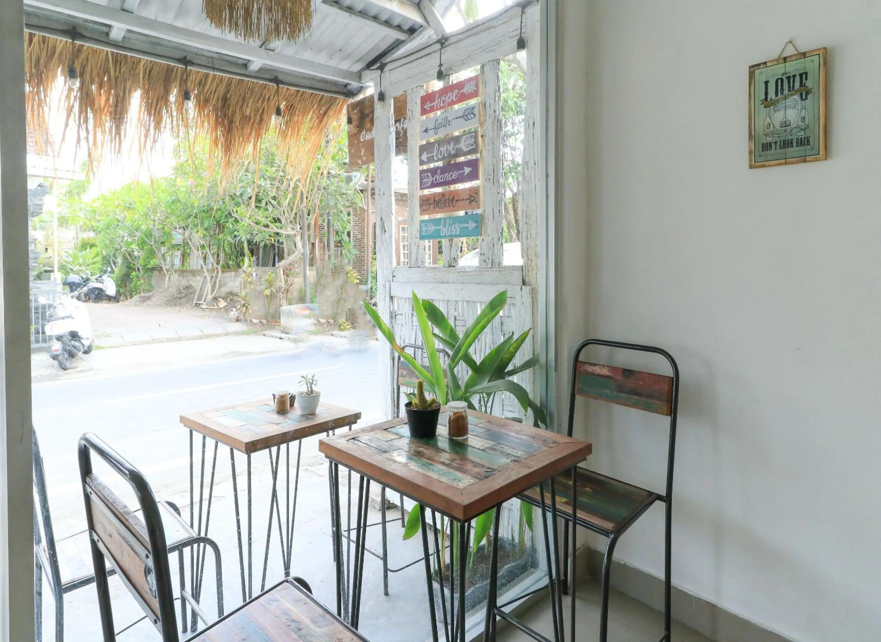 Restaurant/places to eat in The Wina Echo Beach Guest House