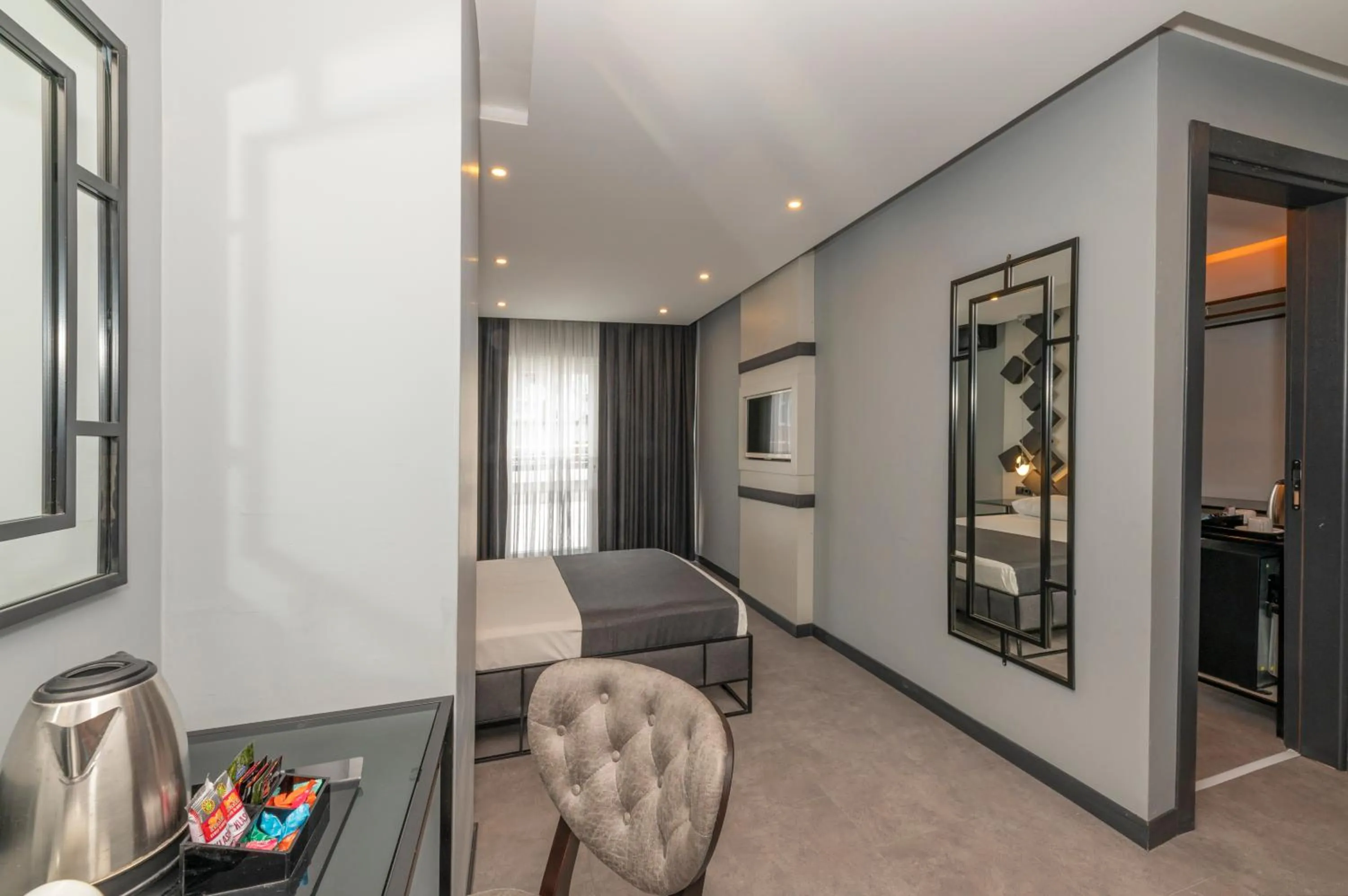 Photo of the whole room in White Palace Hotel