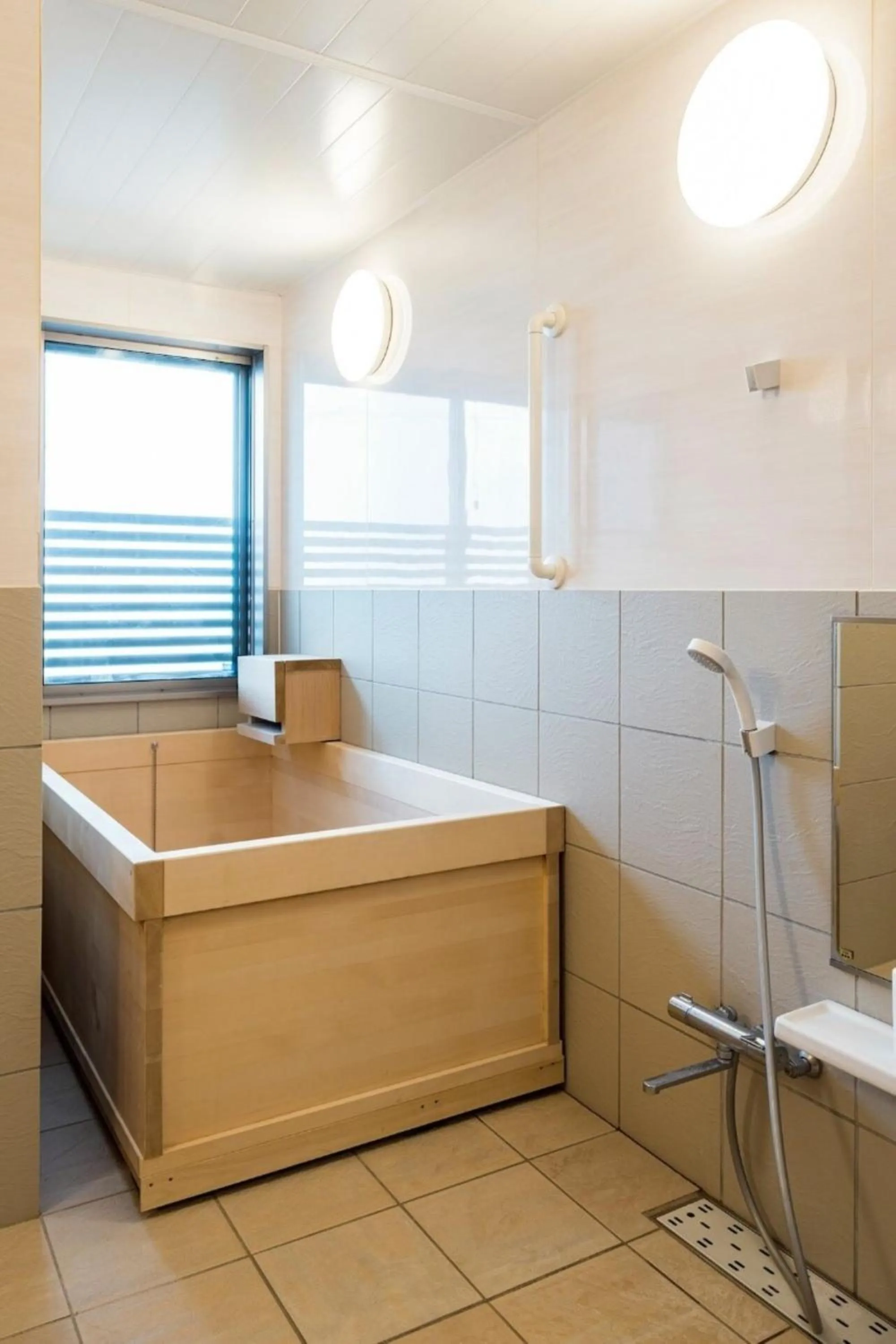 Bathroom, Bed in Oceanfront Villa Hale Kahakai プライベートサウナ