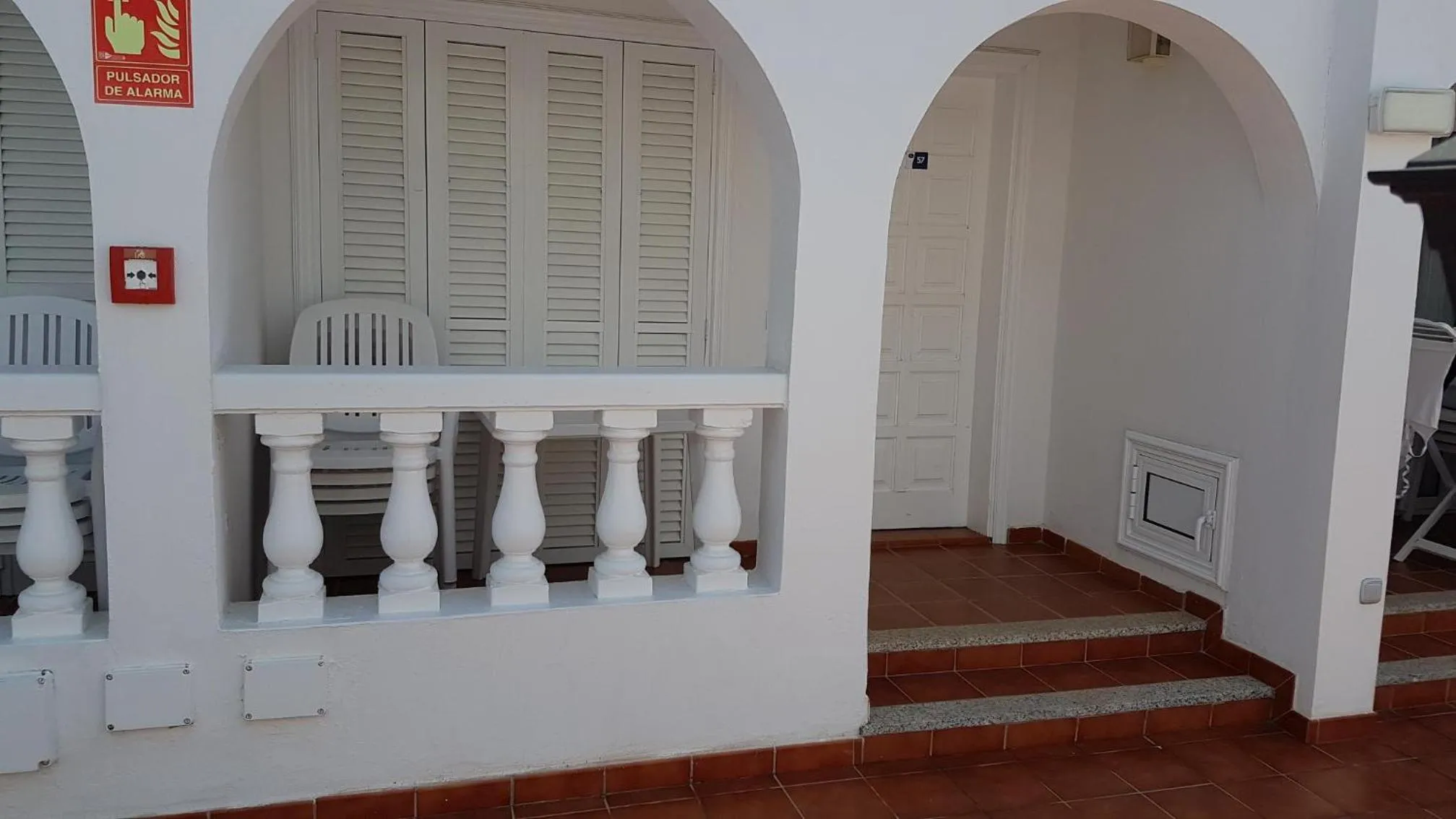 Facade/entrance in Ona el Marqués