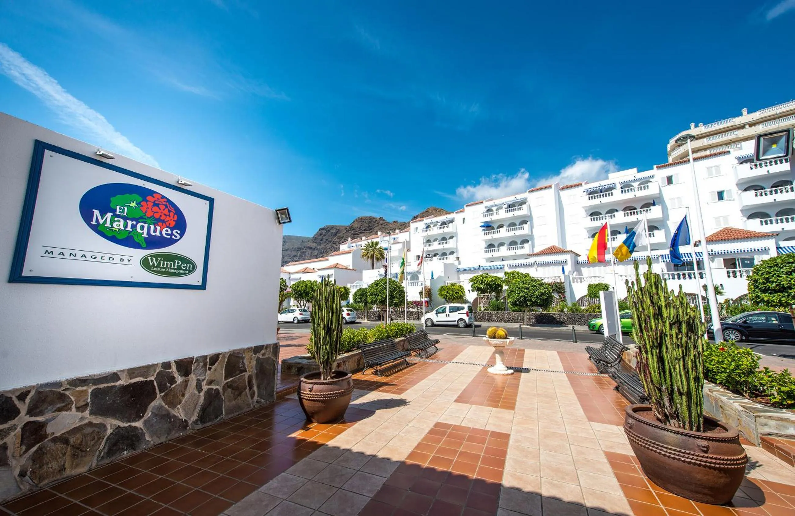 Facade/entrance in Ona el Marqués