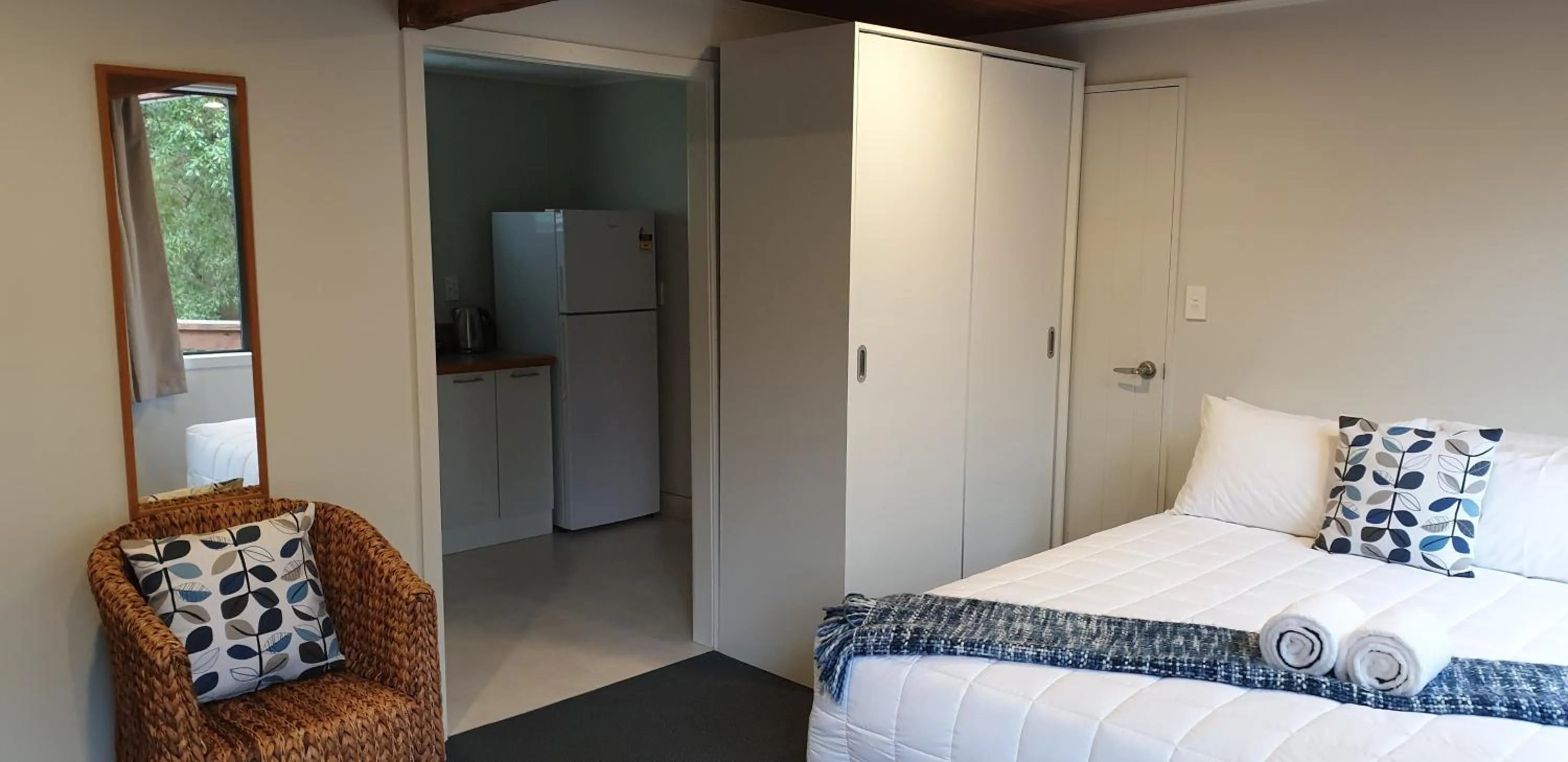 Photo of the whole room, Bed in Mt Vernon