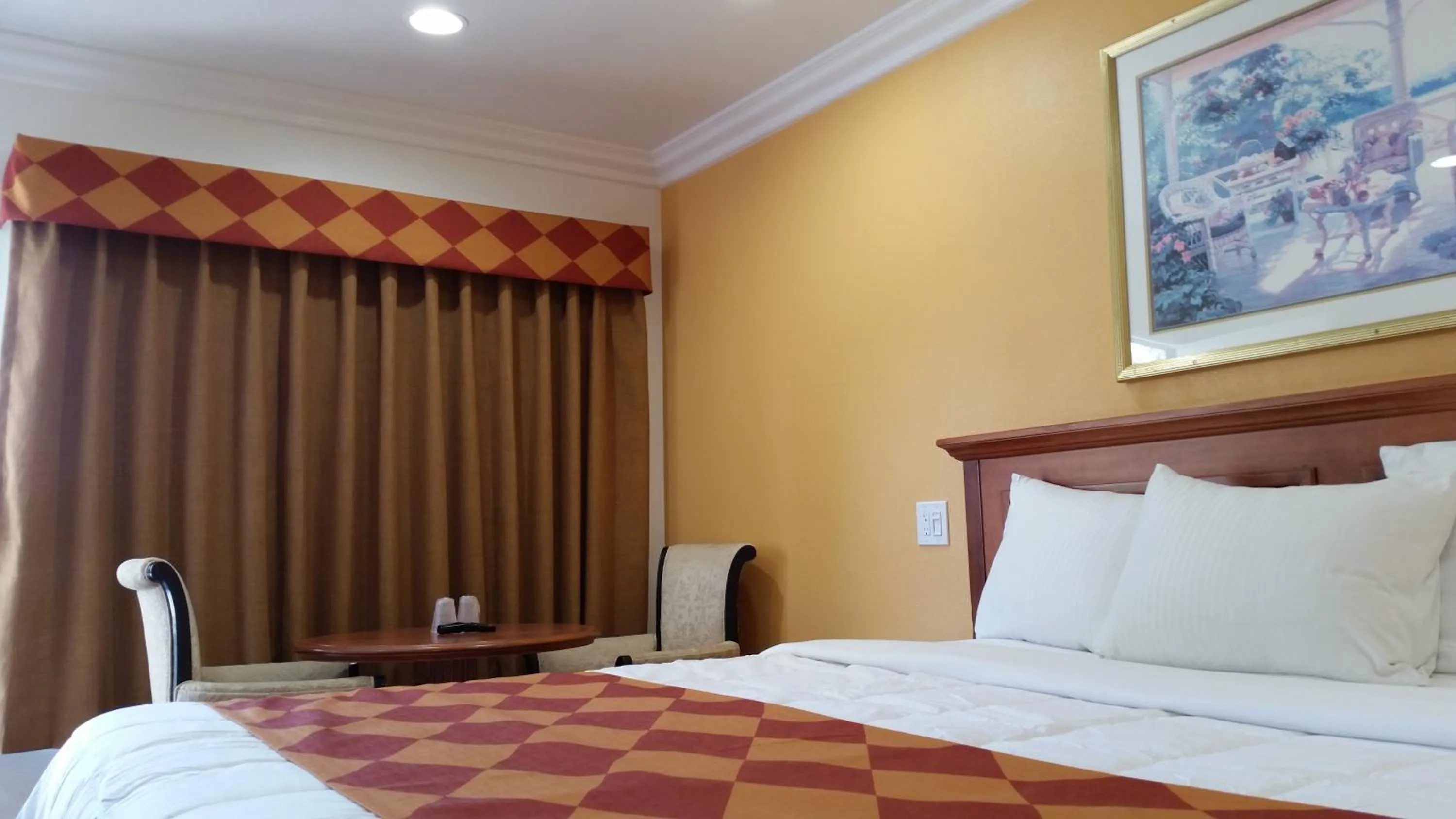 Seating area, Bed in Kona Inn Motel Anaheim