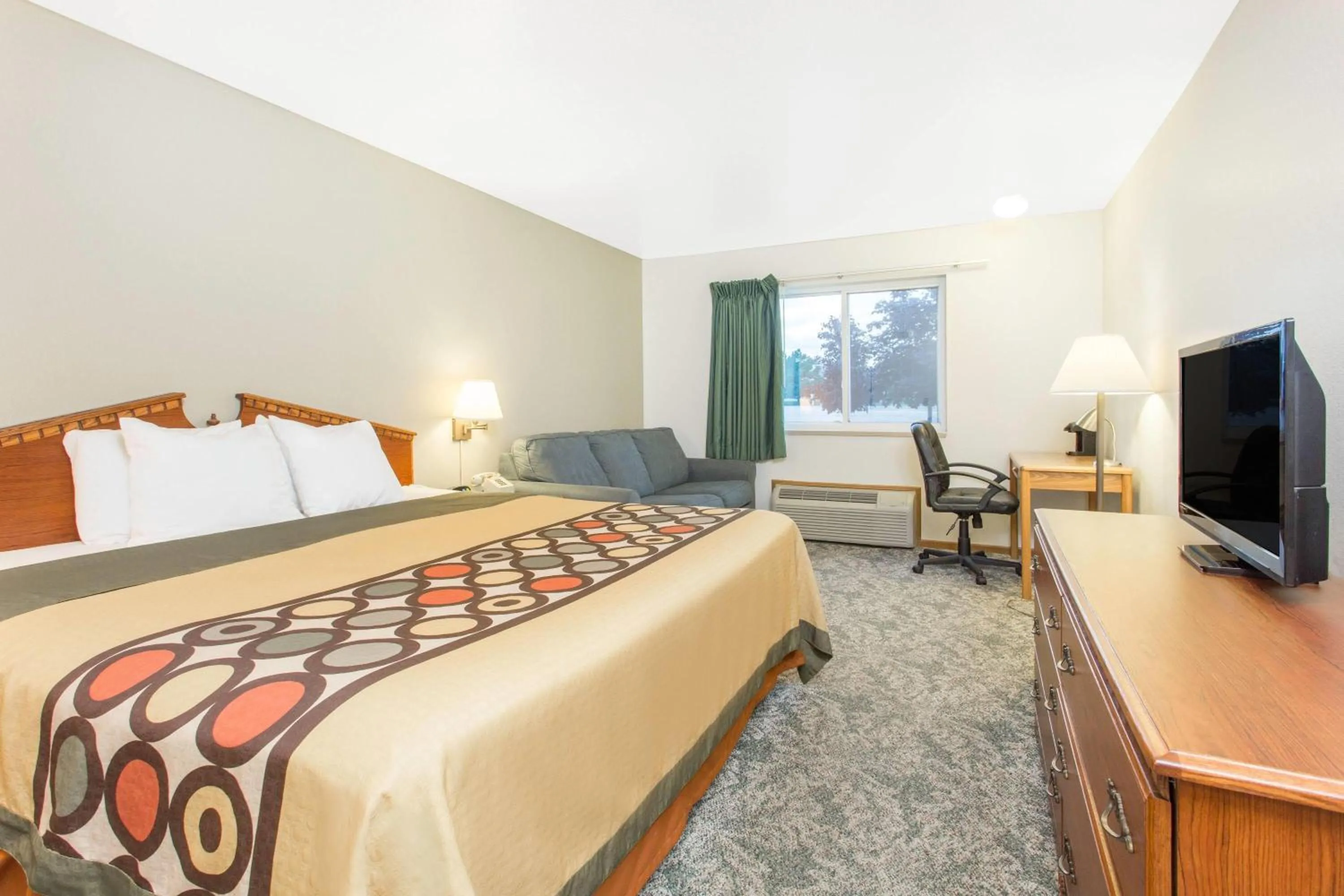 Photo of the whole room, Bed in Super 8 by Wyndham Escanaba