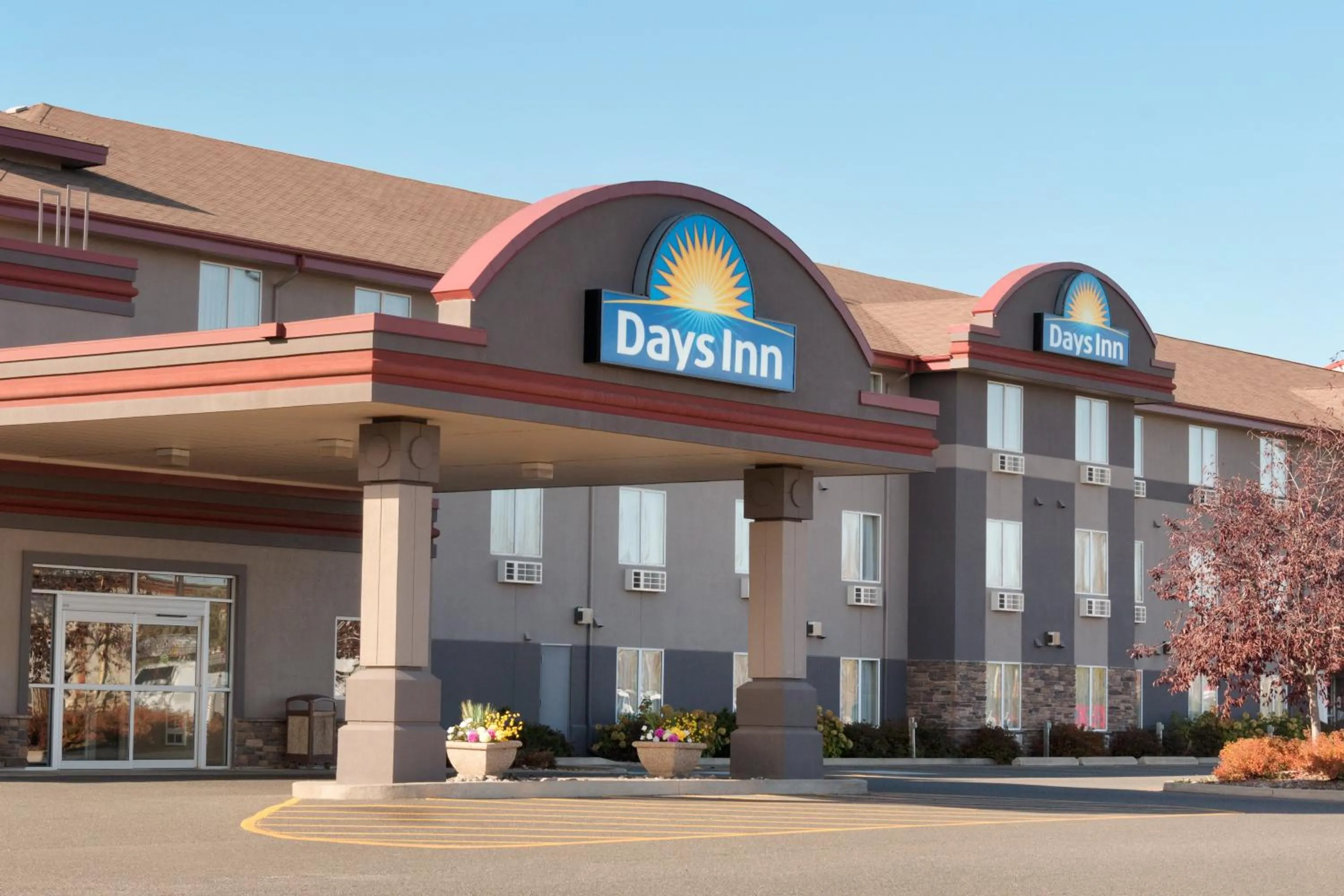 Facade/entrance in Days Inn & Suites by Wyndham Thunder Bay