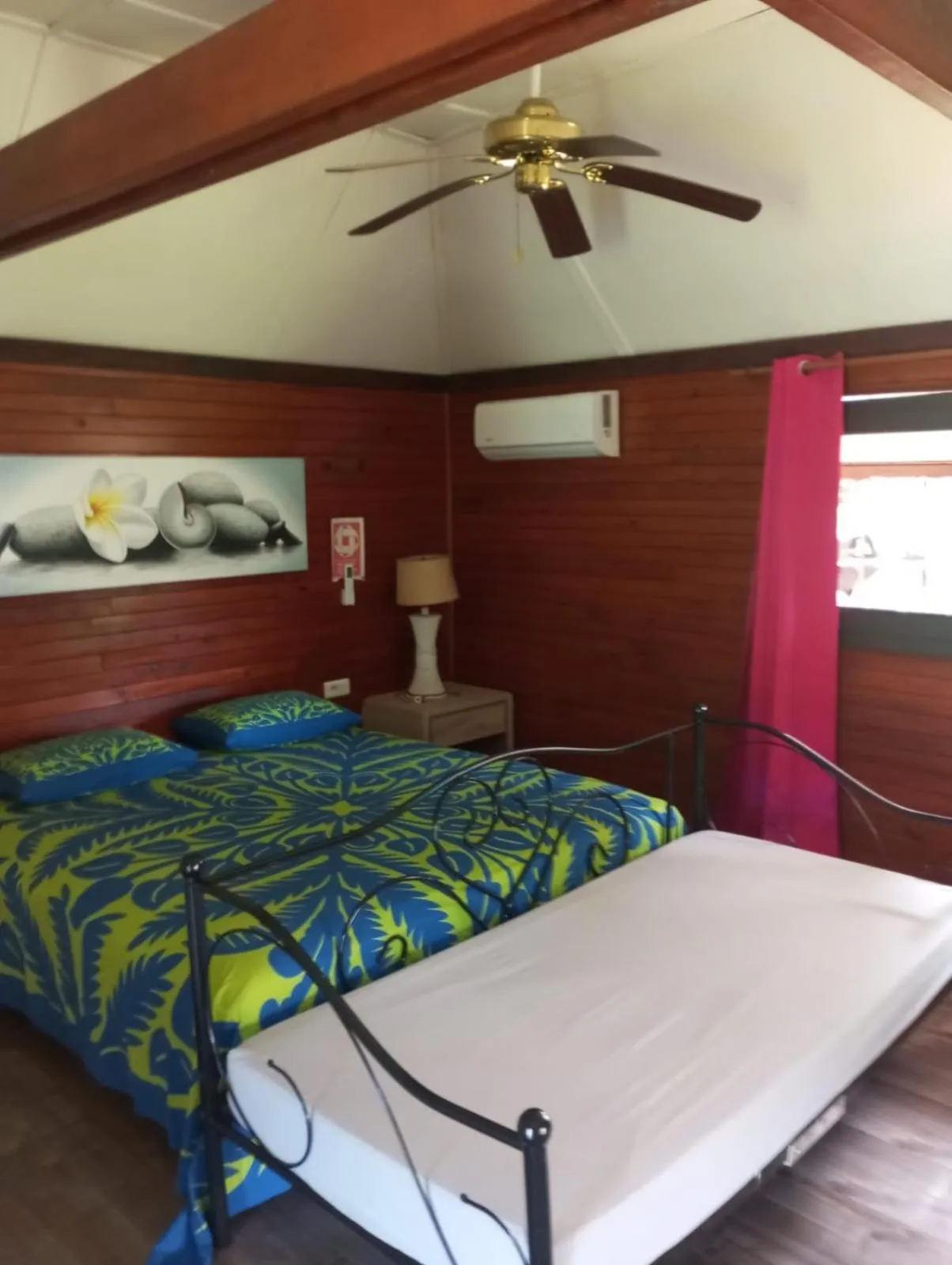 Communal lounge/ TV room, Bed in Raiatea Airport Bungalow