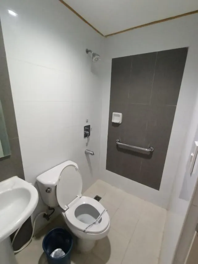 Shower in Hotel Sogo - Monumento, LRT Station