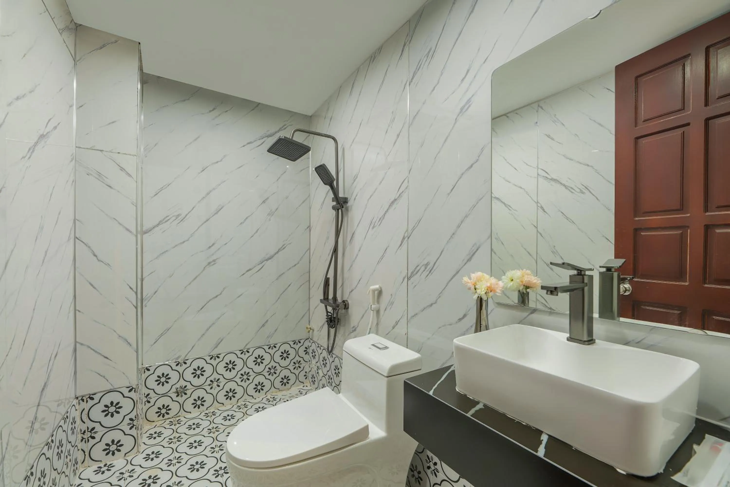 Bathroom in Viet Nhat Hotel