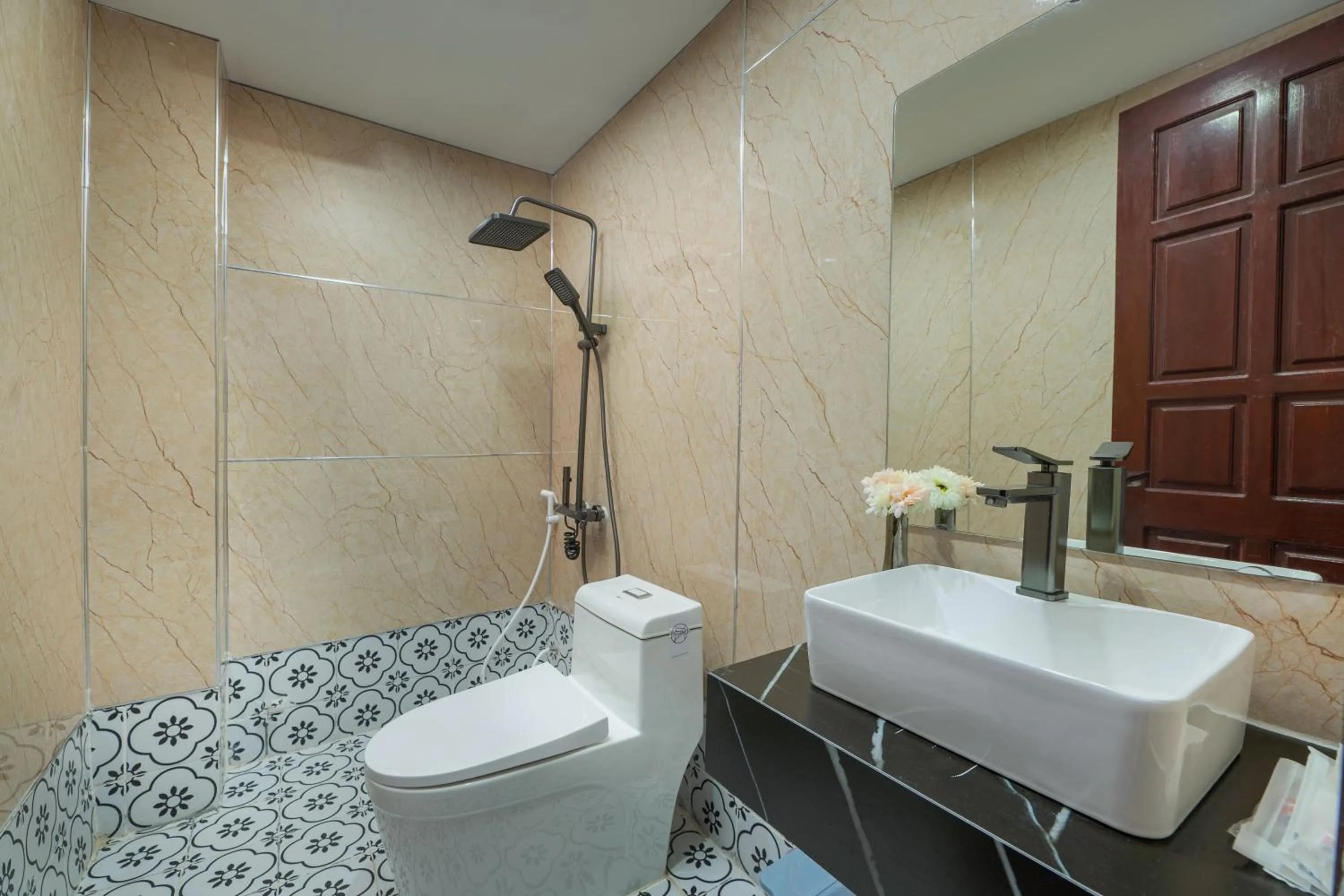 Bathroom in Viet Nhat Hotel