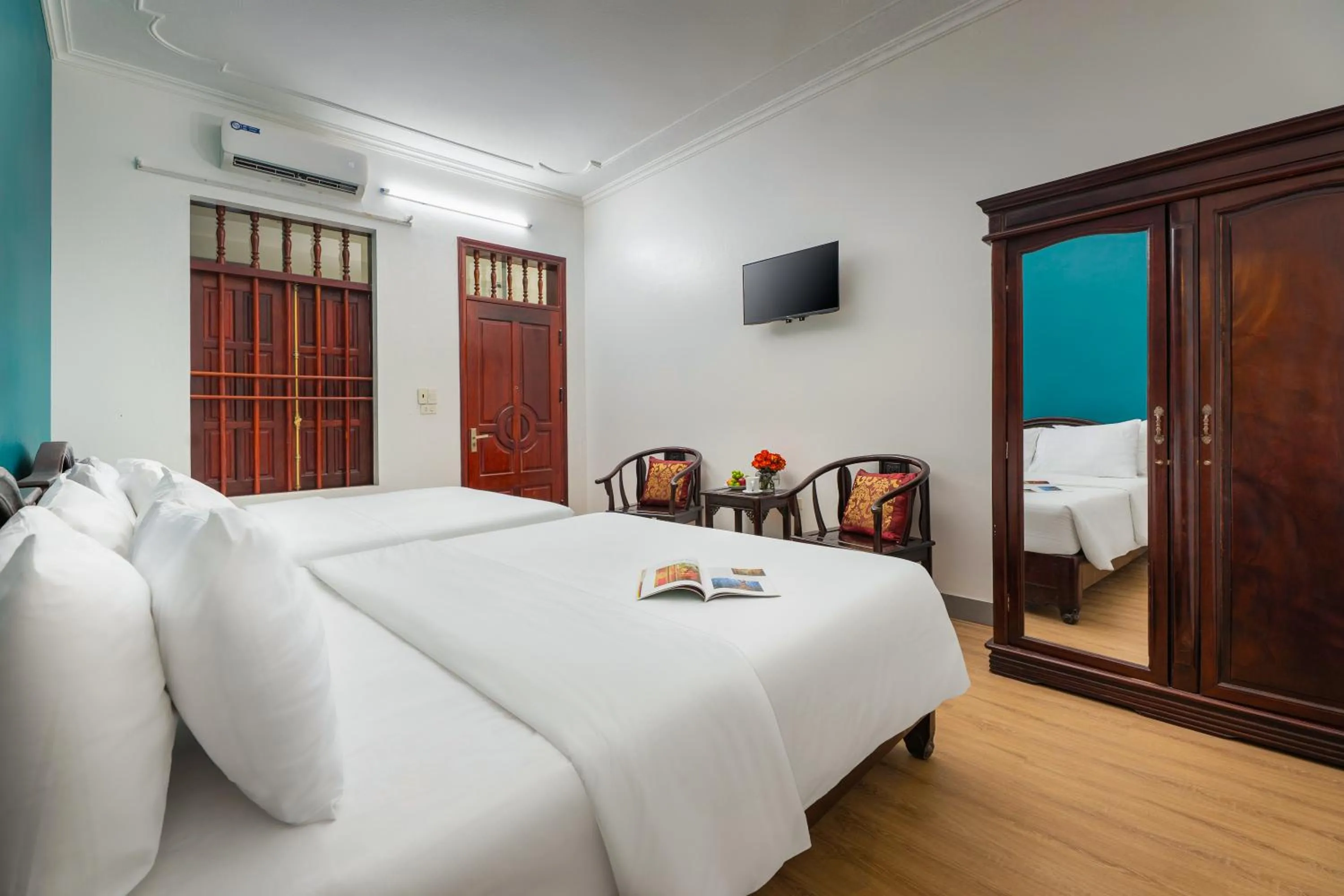 Bedroom, Bed in Viet Nhat Hotel