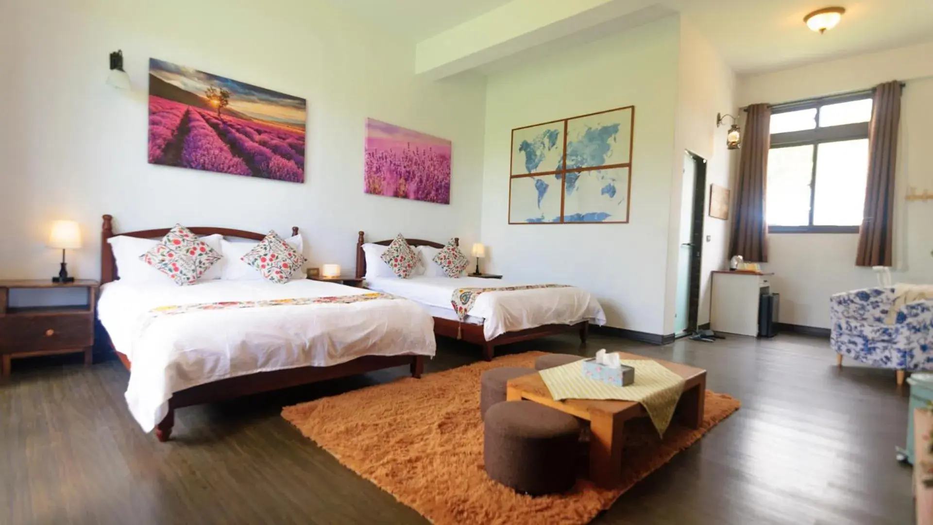 Family Room with Lake View in Summer Rocker Villa Family Room with Lake View in Summer Rocker Villa