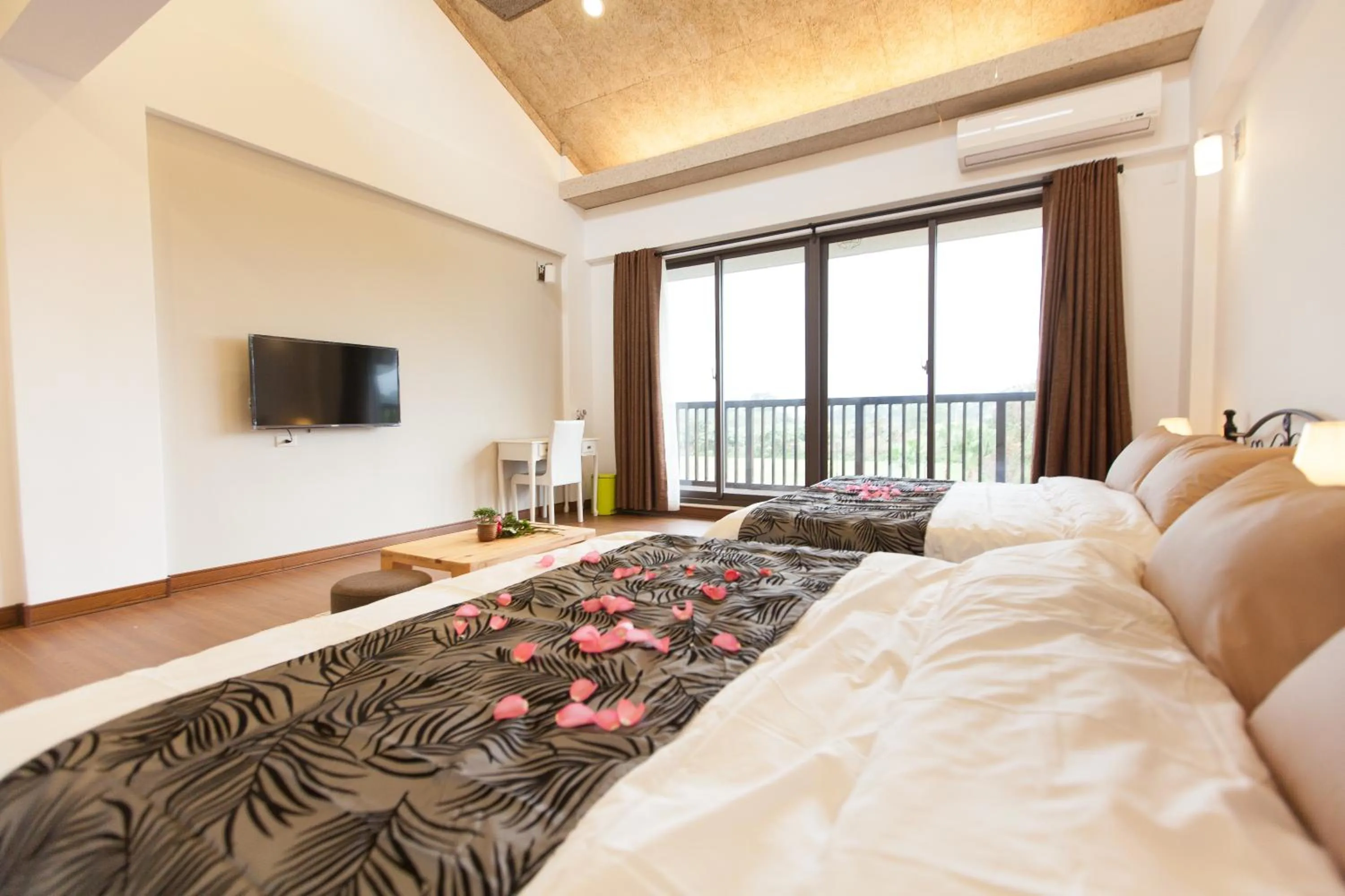 Bedroom, Bed in Summer Rocker Villa