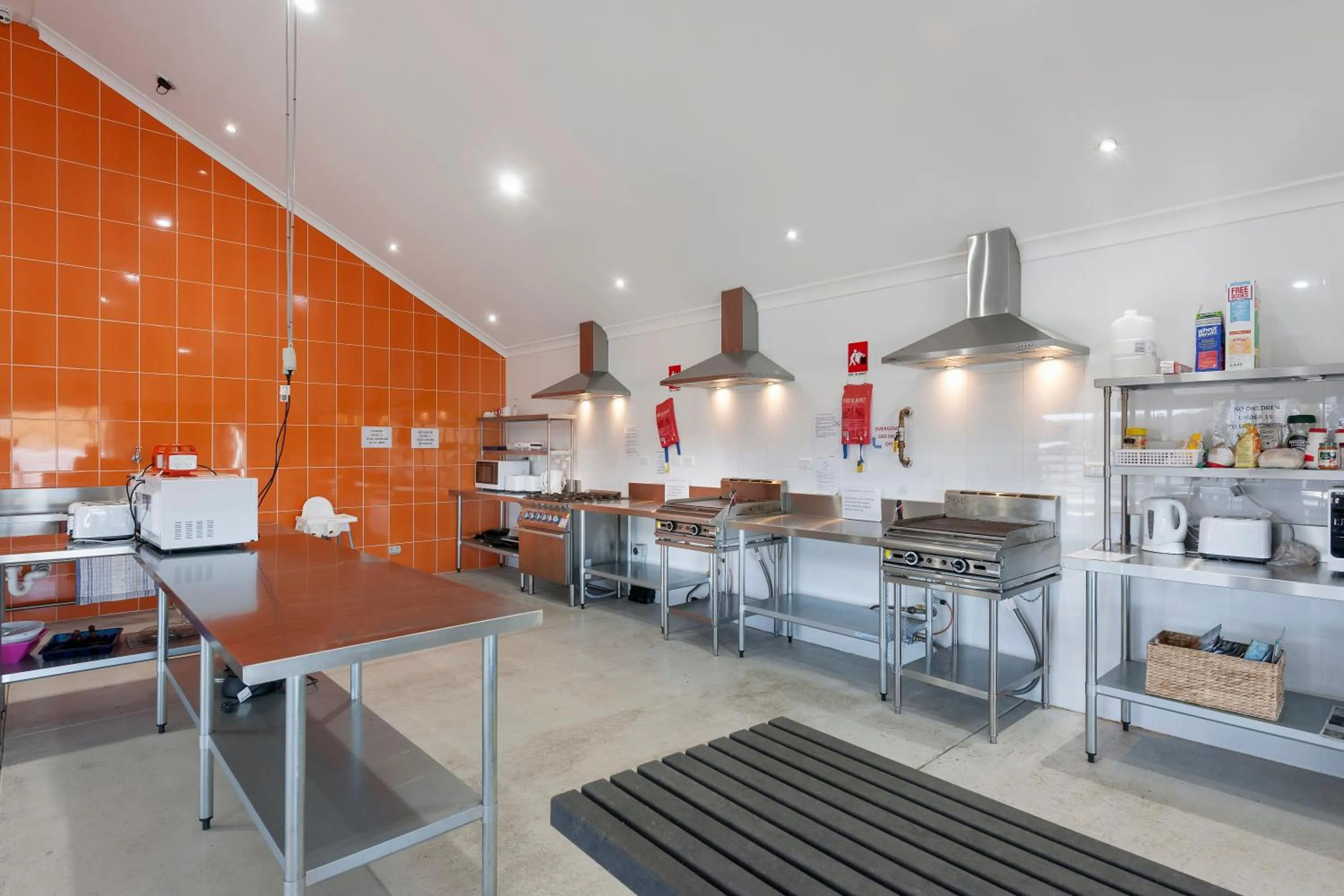 Communal kitchen in Discovery Parks - Hahndorf