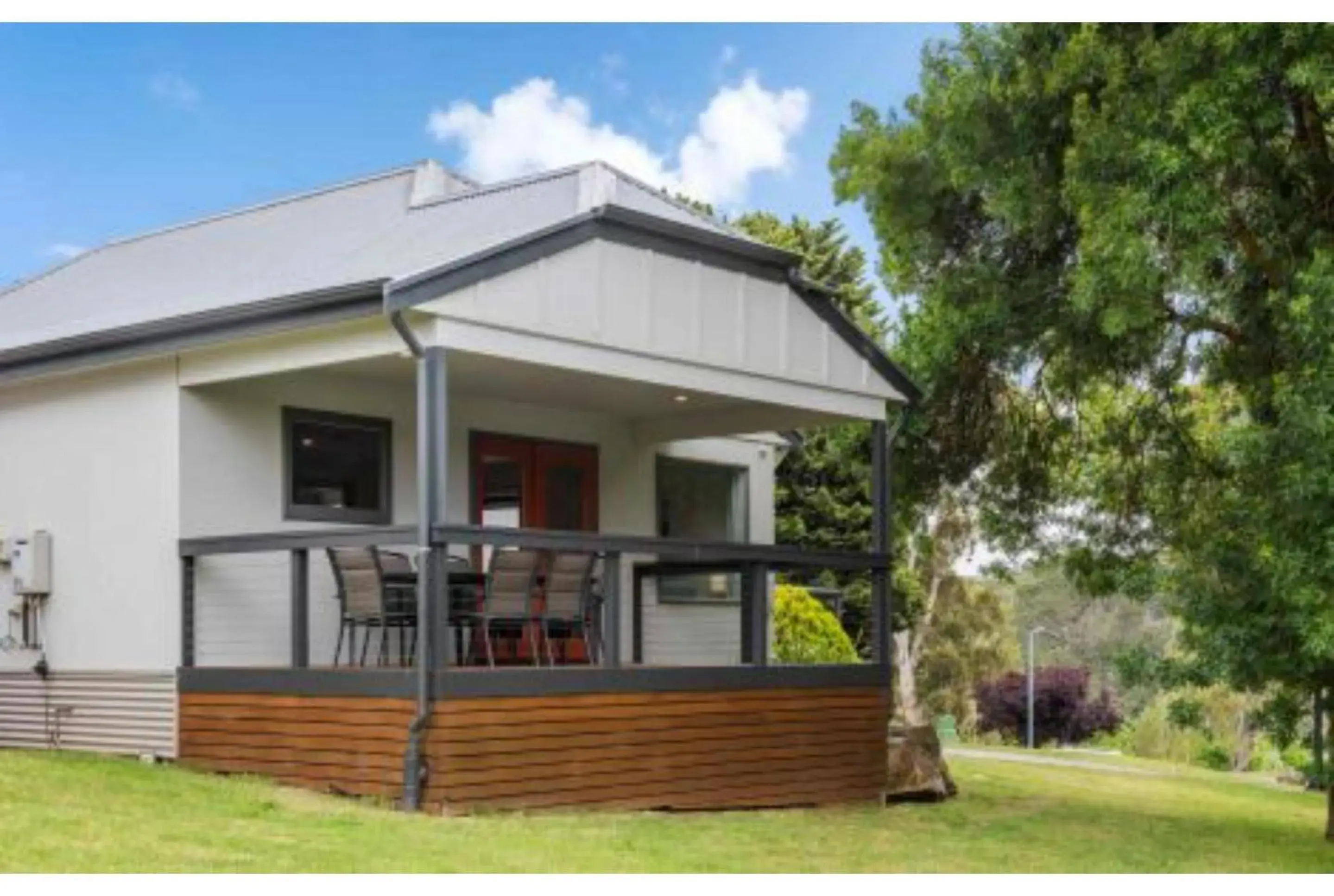 Deluxe 2 Bedroom Lakeview Cottage in Discovery Parks - Hahndorf Deluxe 2 Bedroom Lakeview Cottage in Discovery Parks - Hahndorf