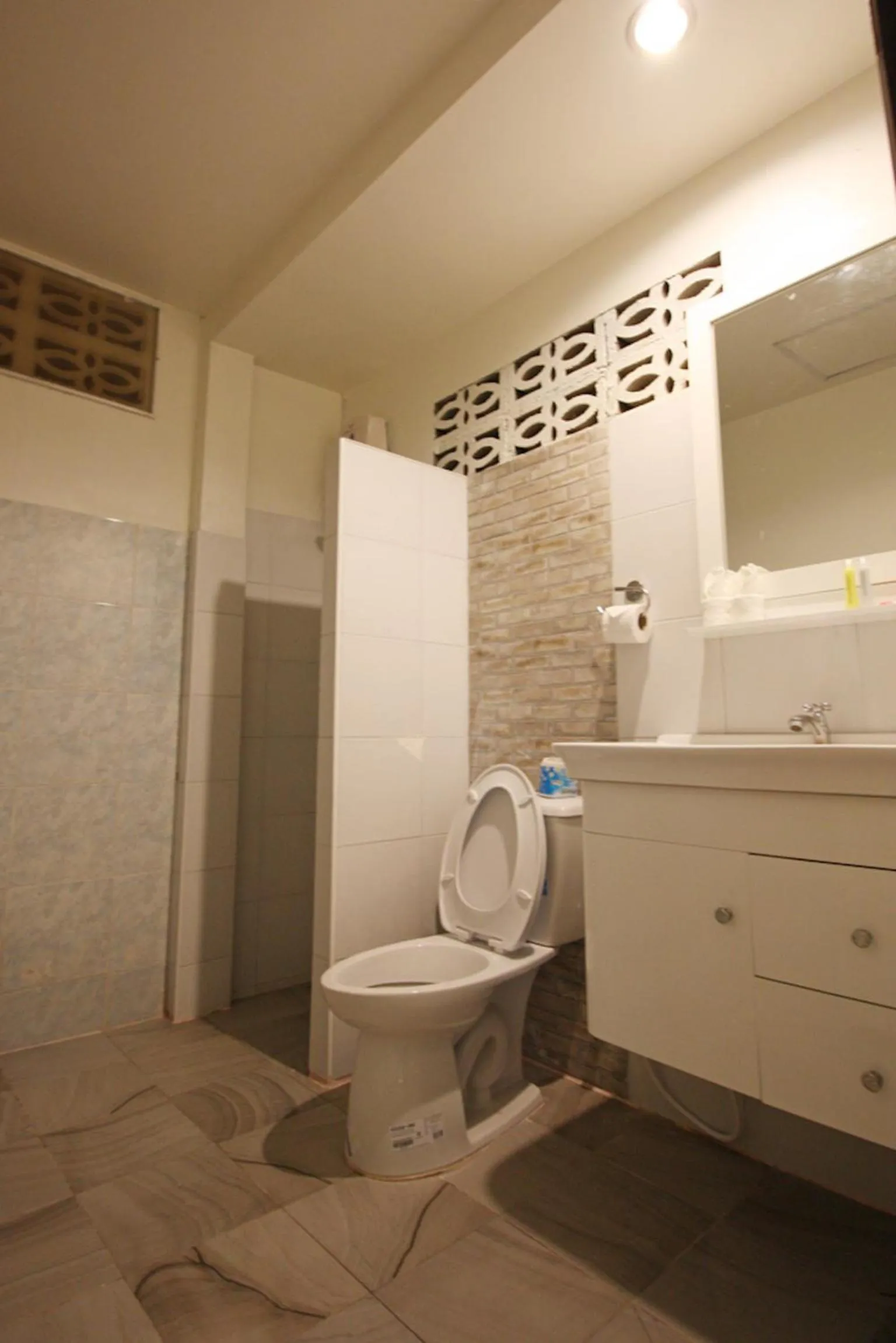 Toilet in Simple Life Talay & Divers Resort
