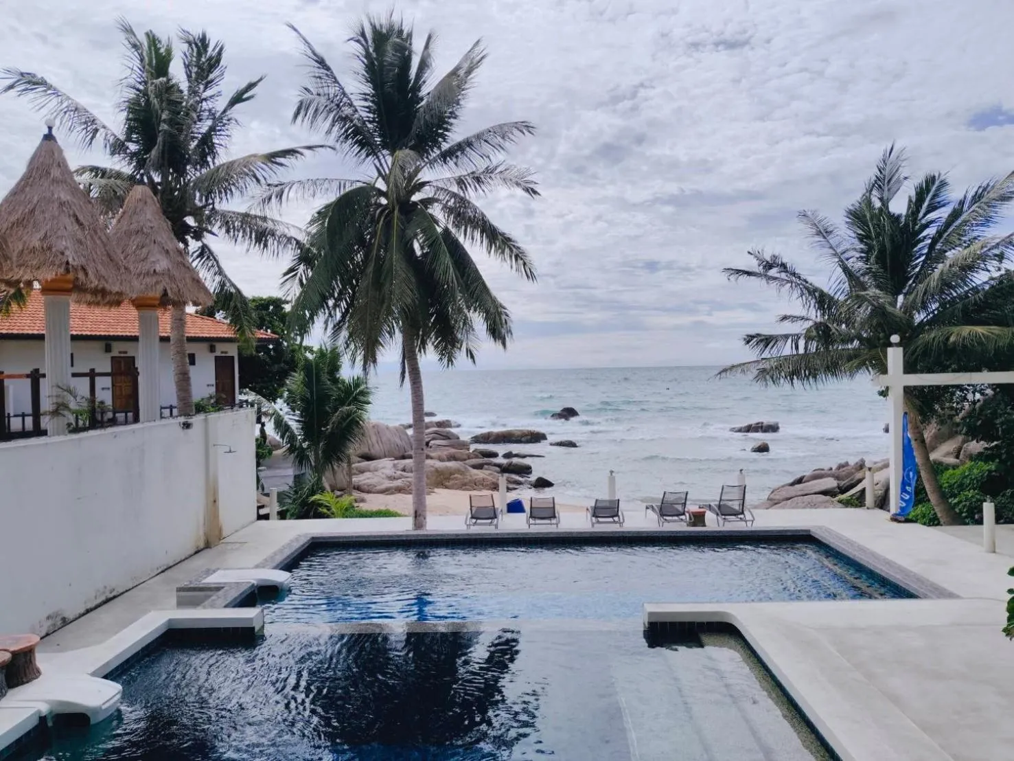 Swimming pool in Simple Life Talay & Divers Resort