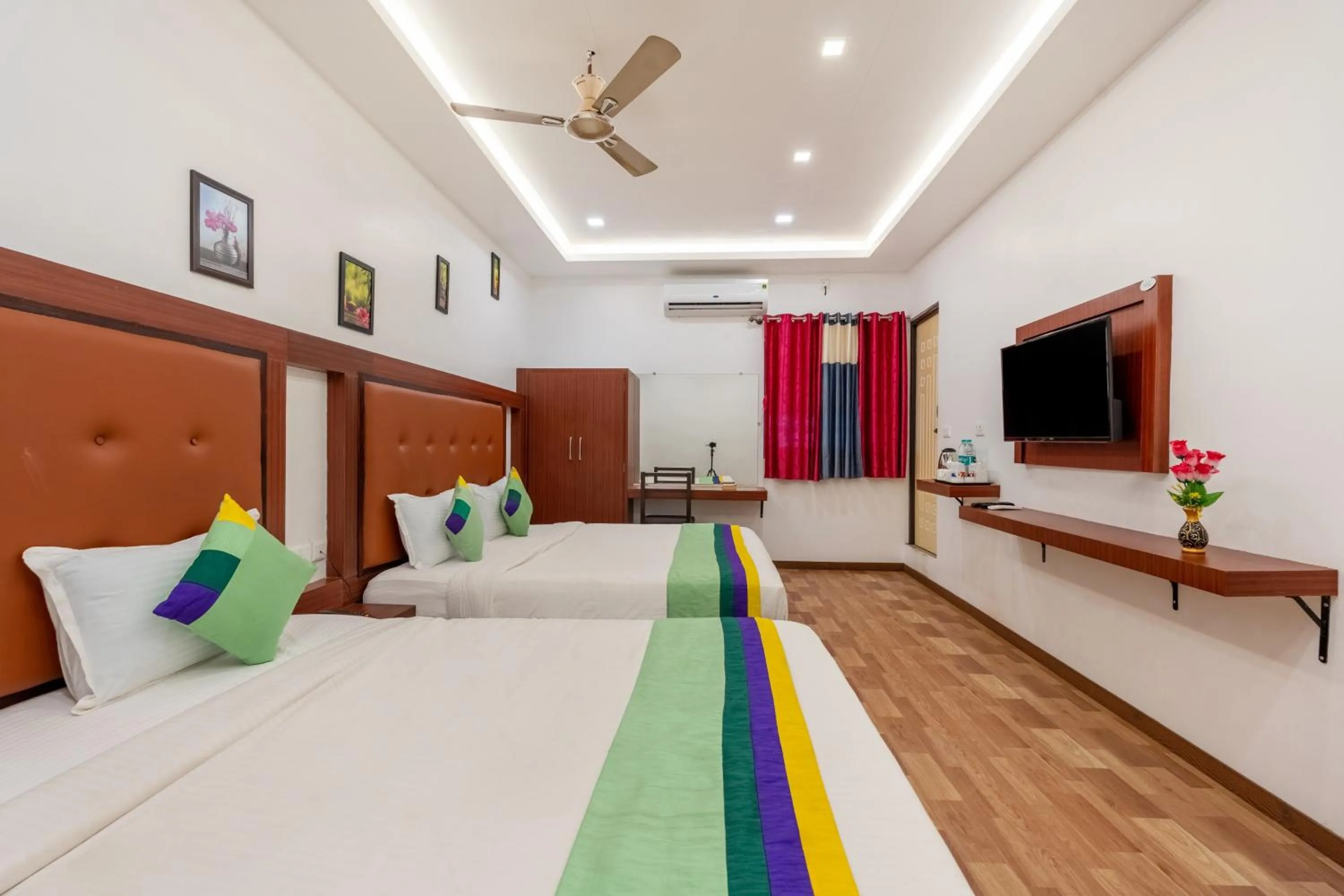 Bedroom, Bed in Treebo South Avenue, 700 Mts From Promenade Beach