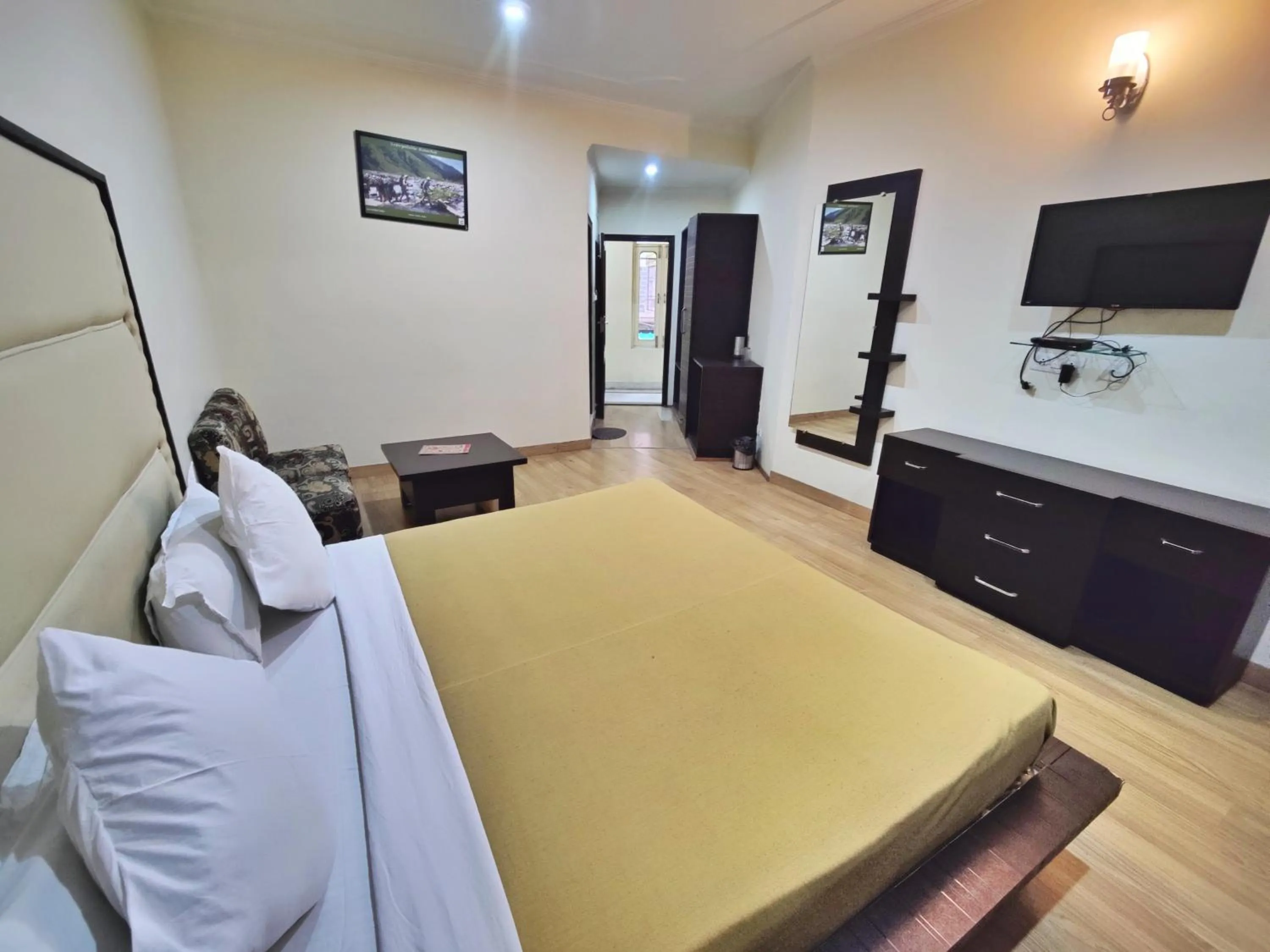 Photo of the whole room, Bed in Gagan Resorts