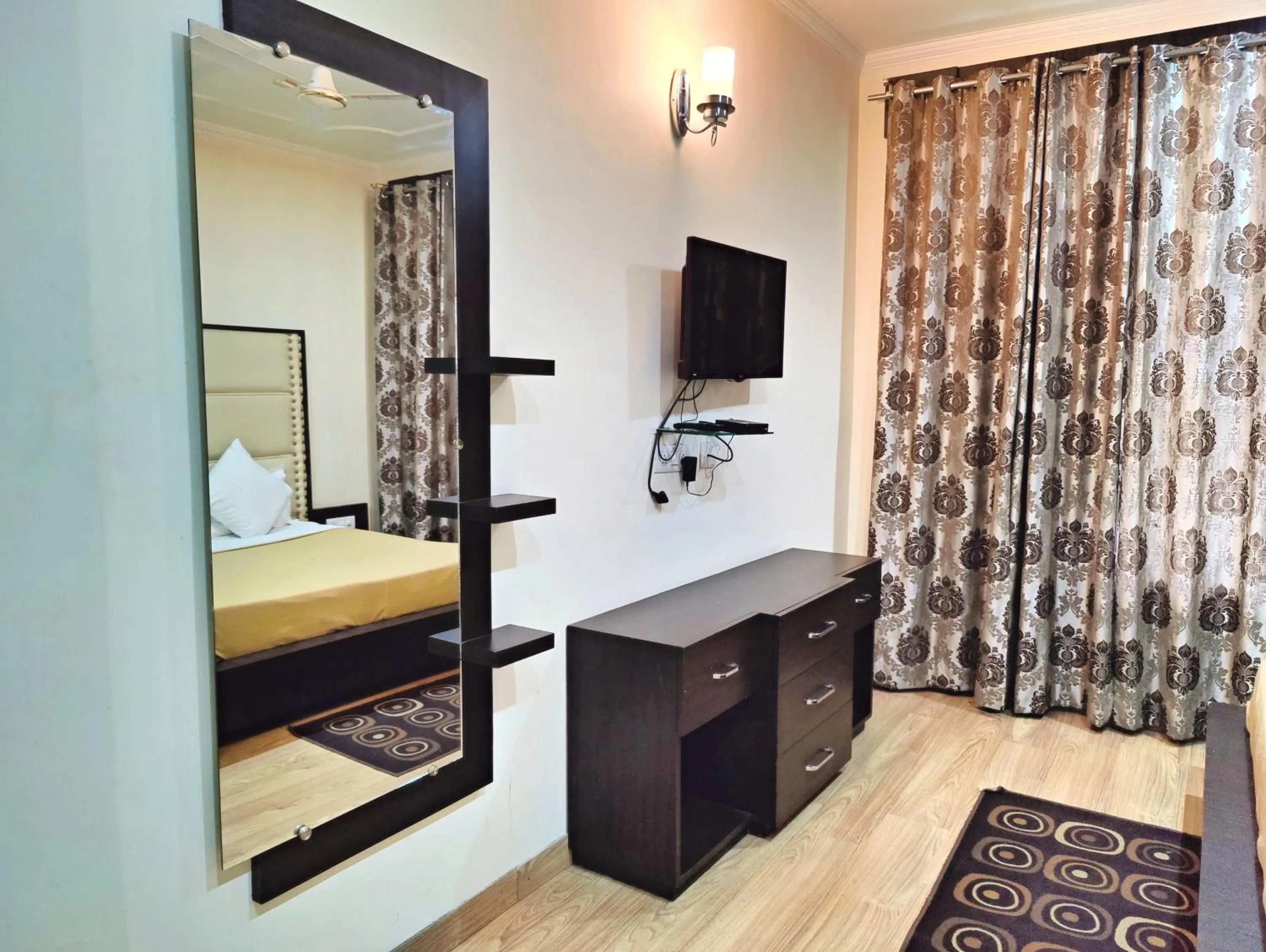 Communal lounge/ TV room, Bed in Gagan Resorts