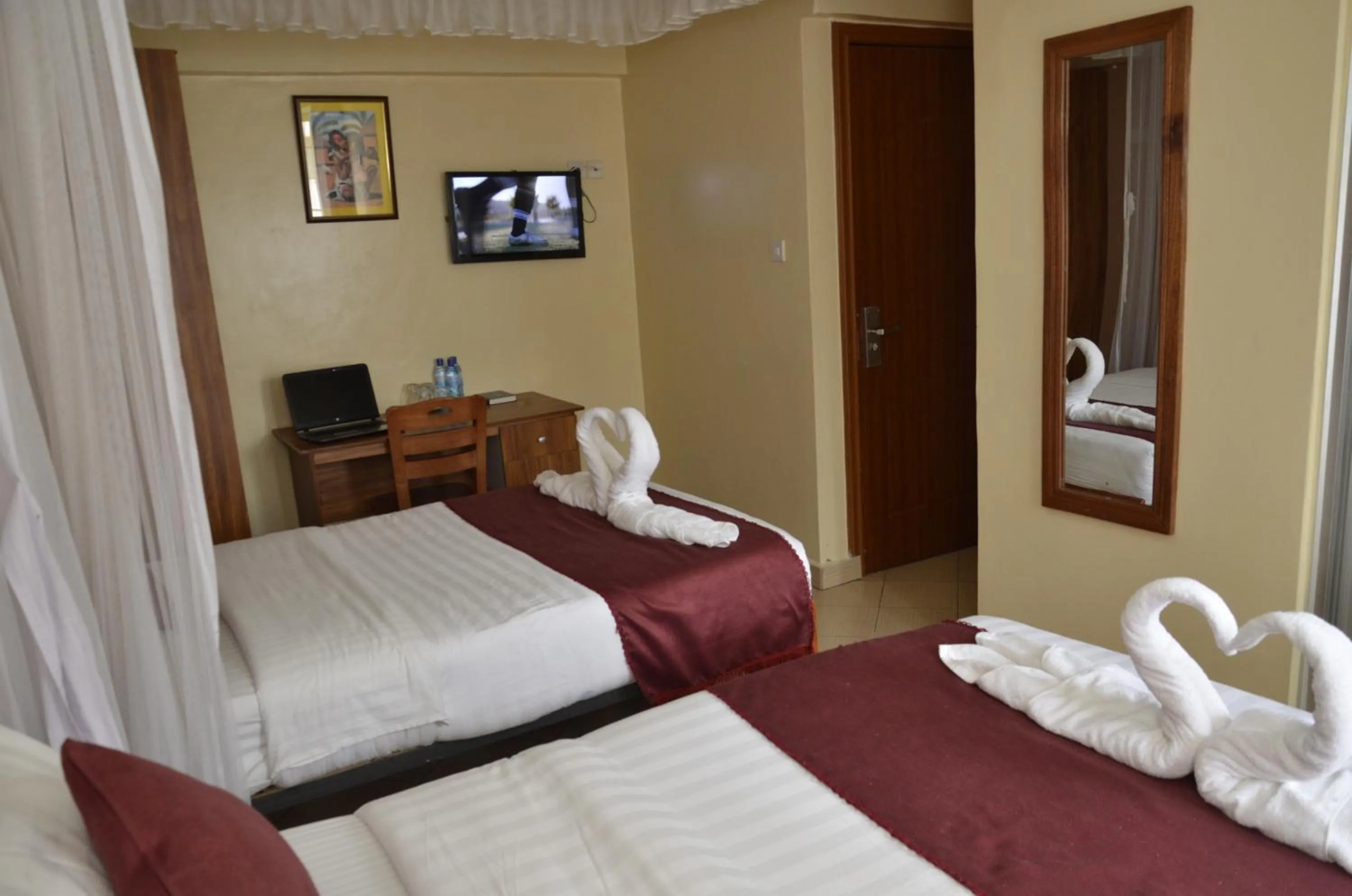 Photo of the whole room, Bed in Decasa Hotel