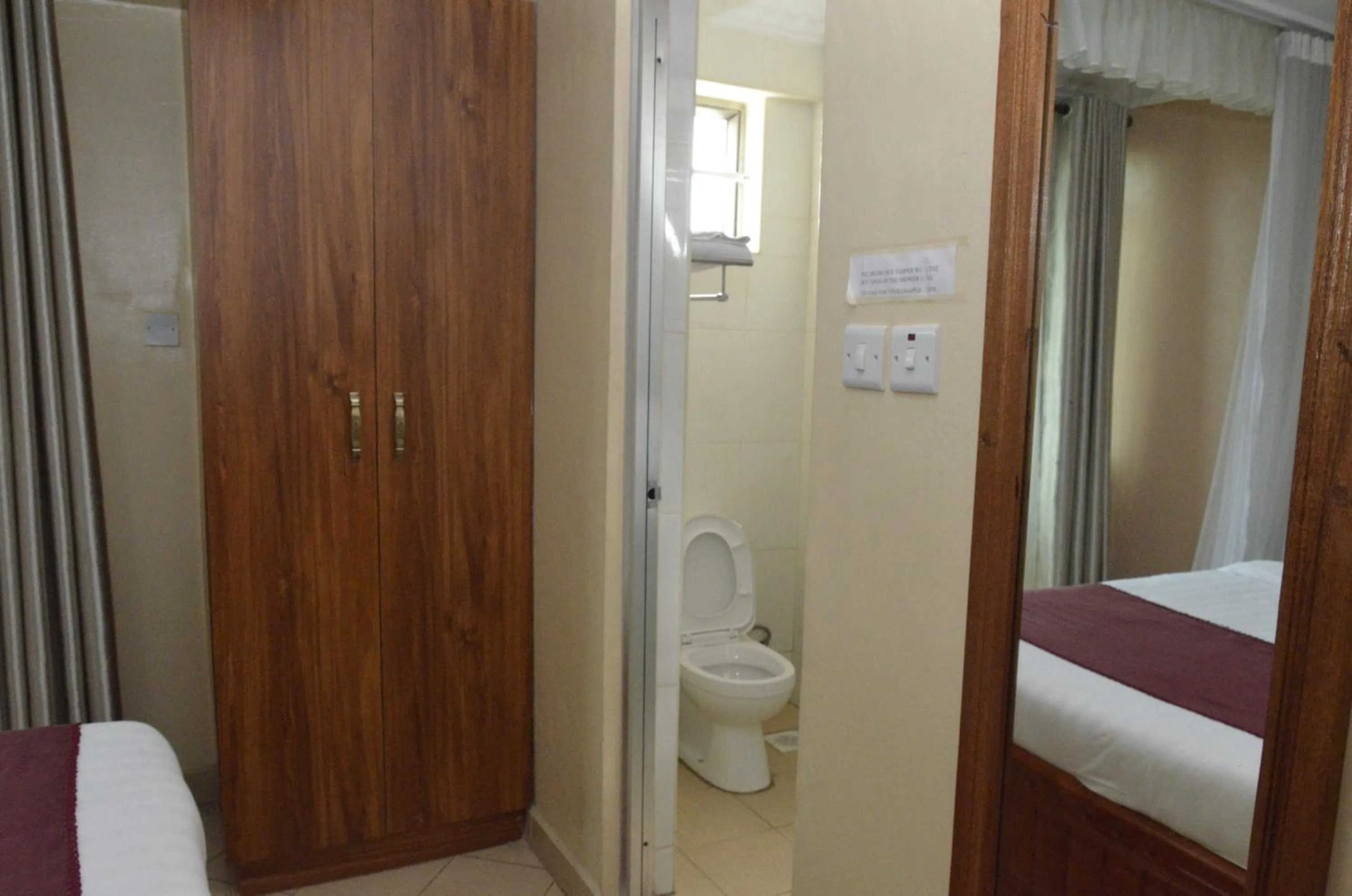 Bathroom, Bed in Decasa Hotel