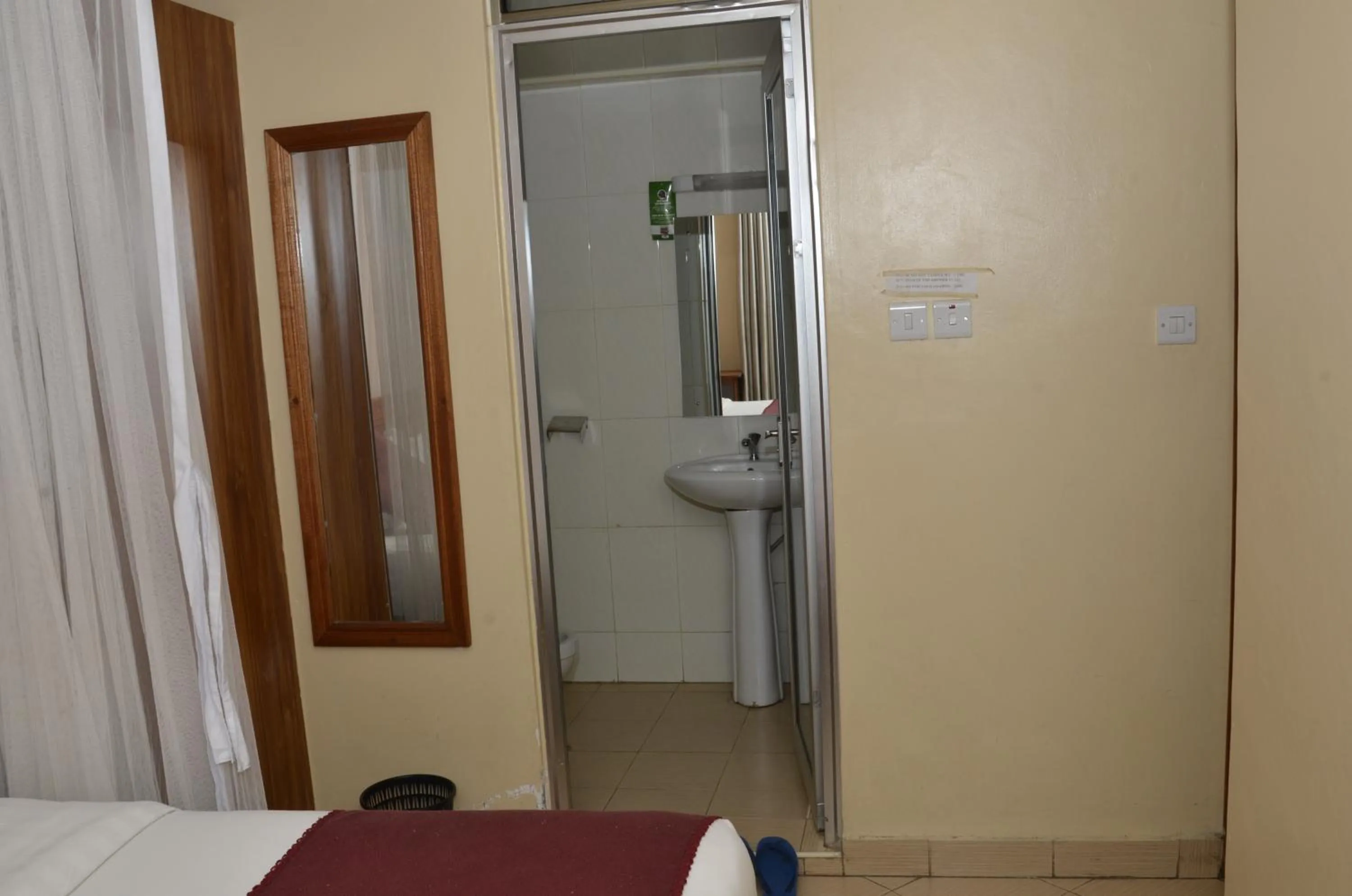 Bathroom, Bed in Decasa Hotel