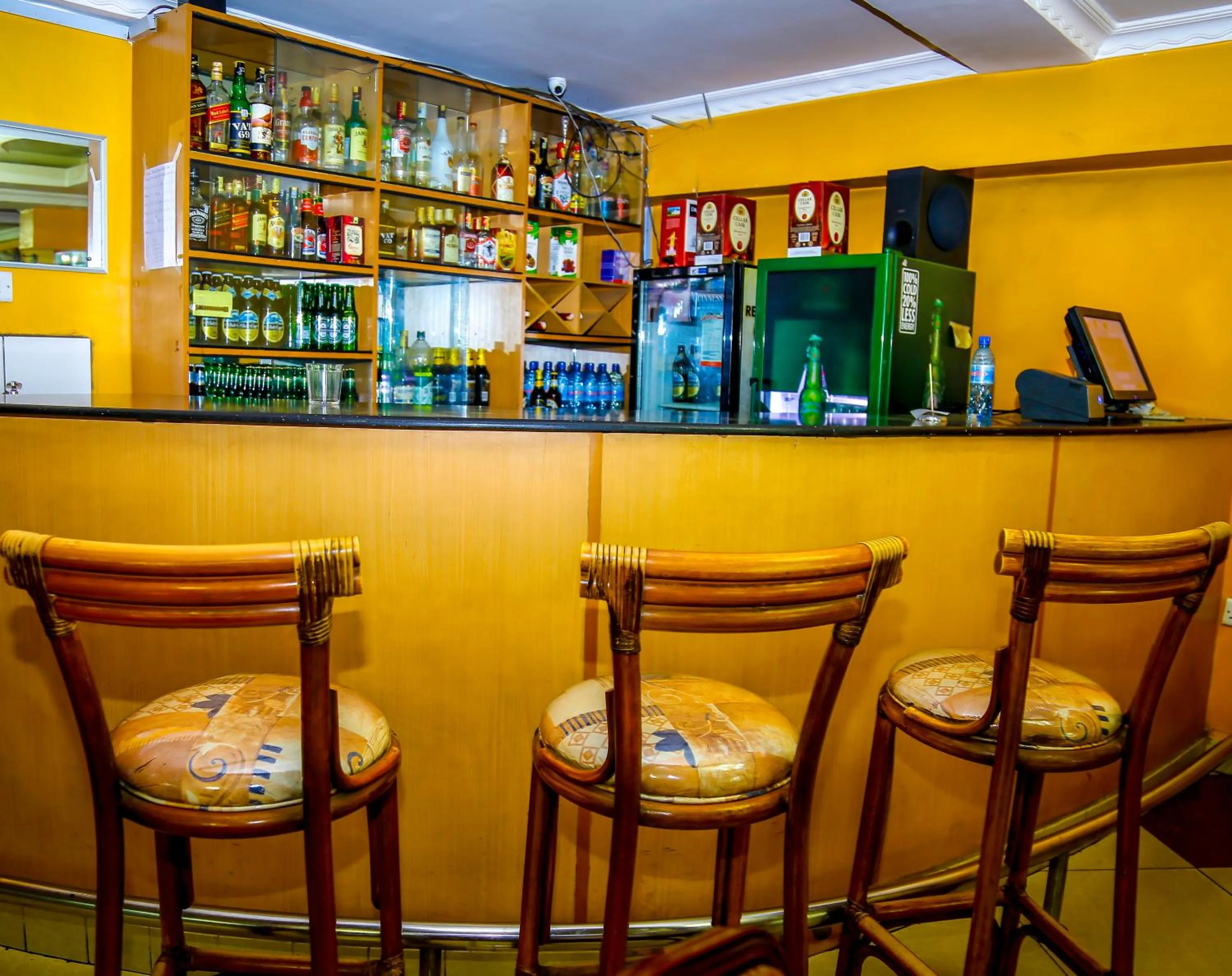 Restaurant/places to eat in Decasa Hotel