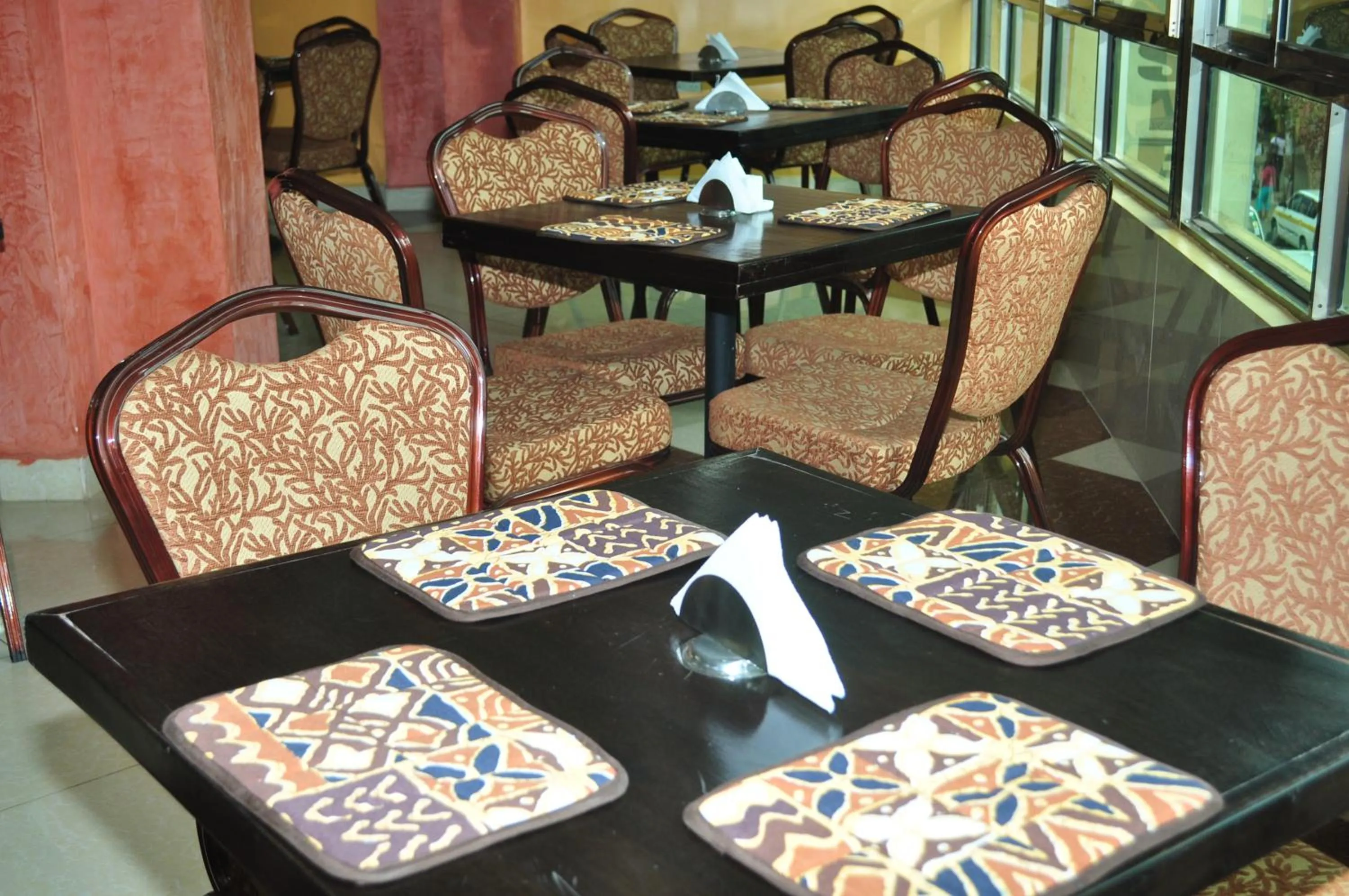 Restaurant/places to eat in Decasa Hotel