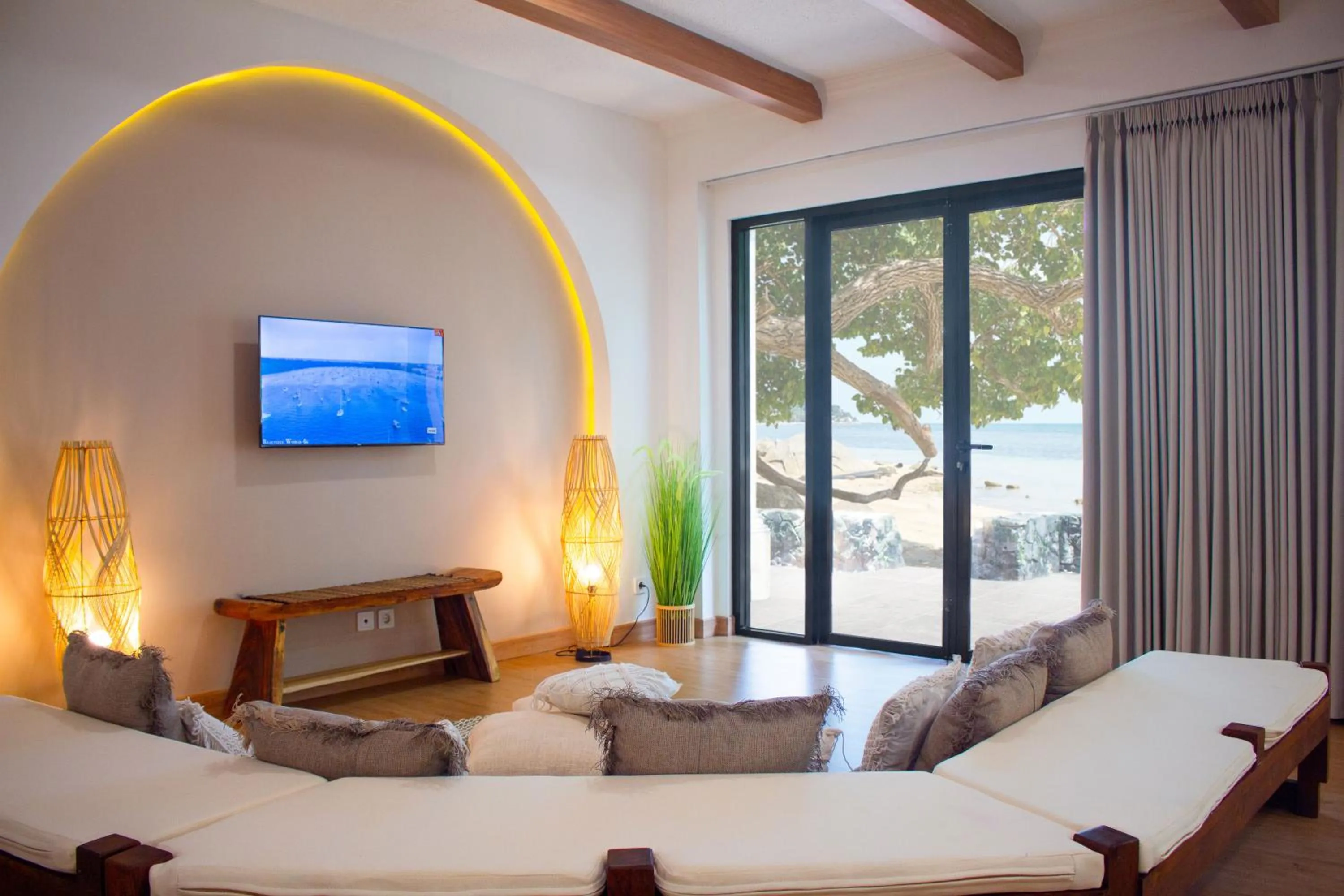 Living room, Bed in Ocean Beach Villas - Carita Kondominium