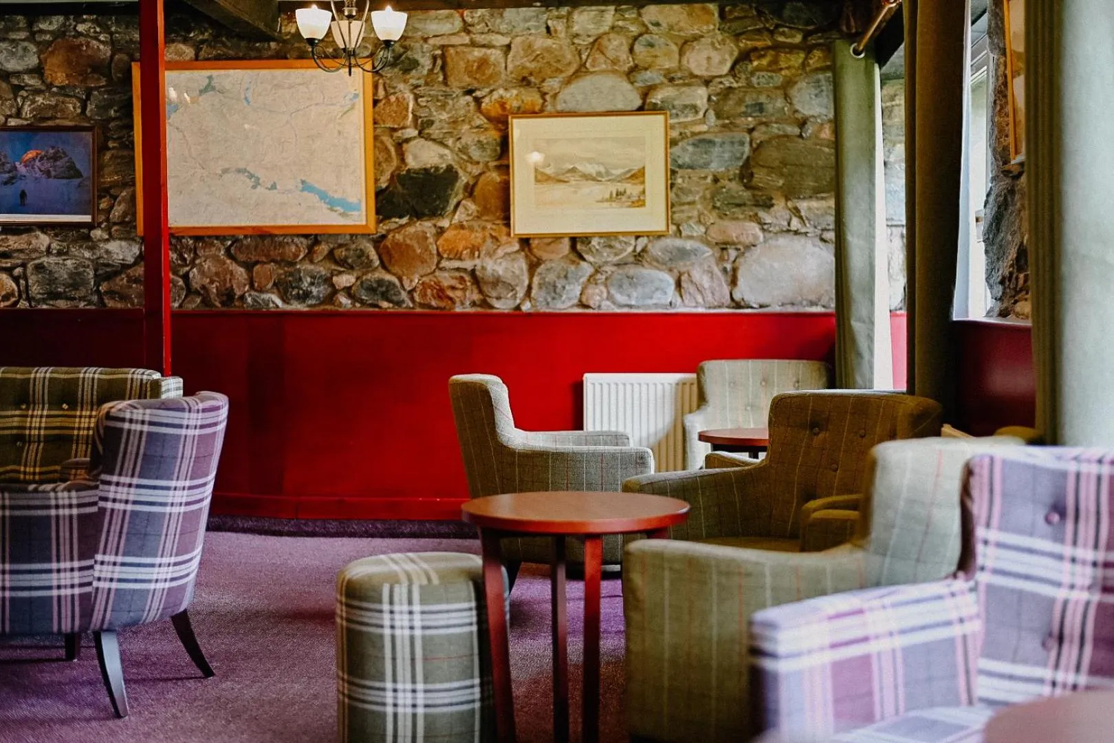 Communal lounge/ TV room in Ratagan Youth Hostel