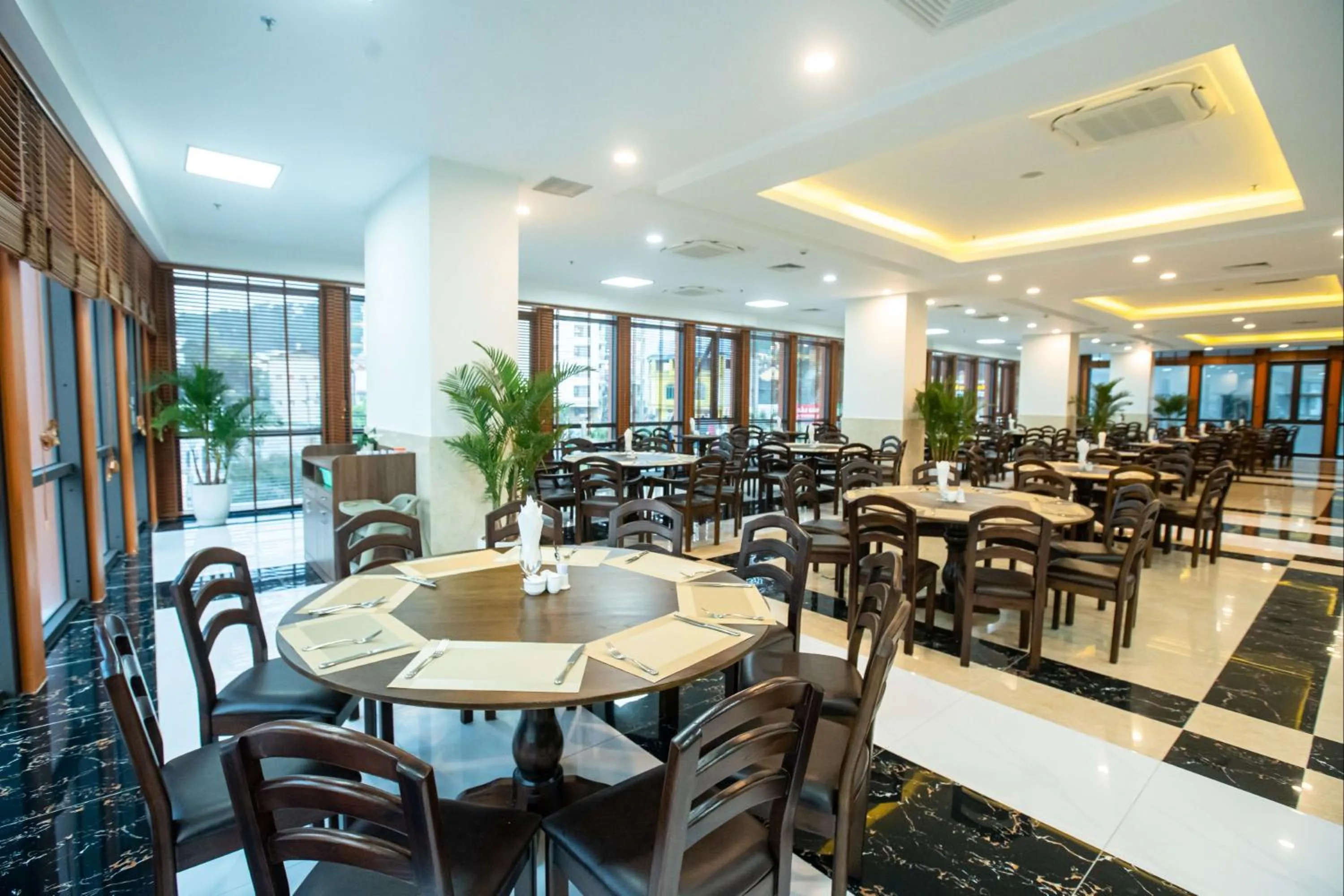 Restaurant/places to eat in Peace Hotel Hạ Long