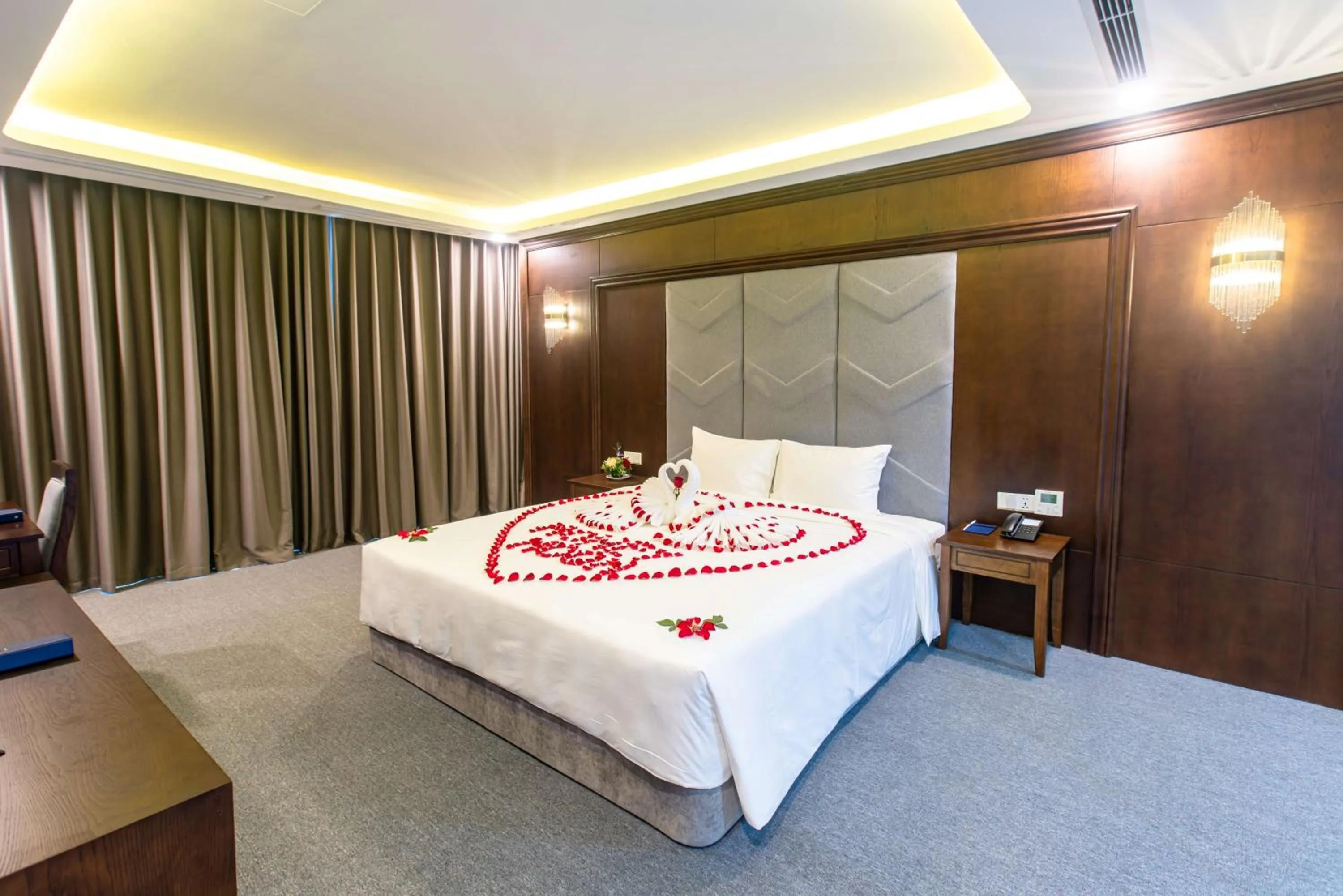 wardrobe, Bed in Peace Hotel Hạ Long