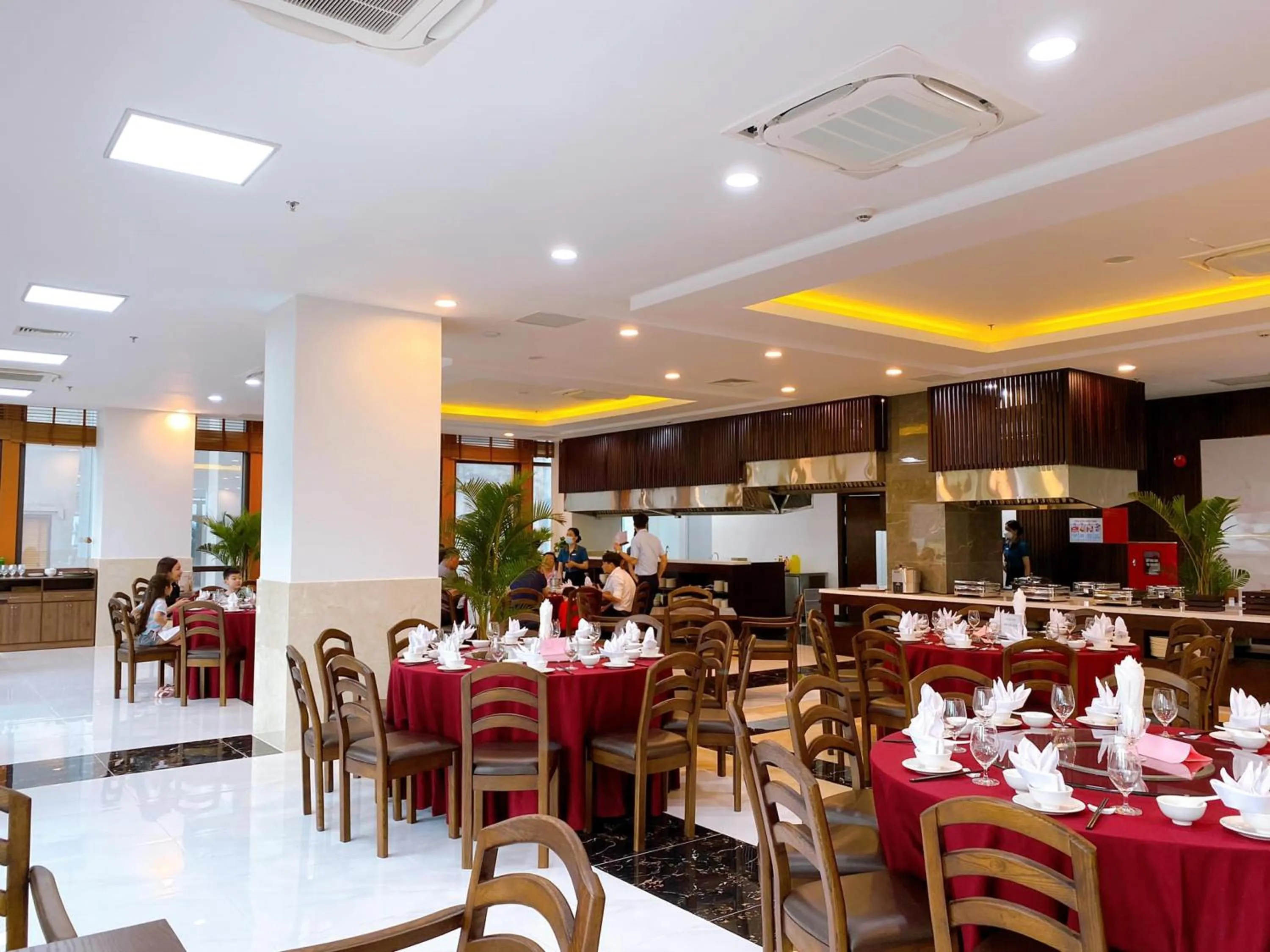 Restaurant/places to eat in Peace Hotel Hạ Long